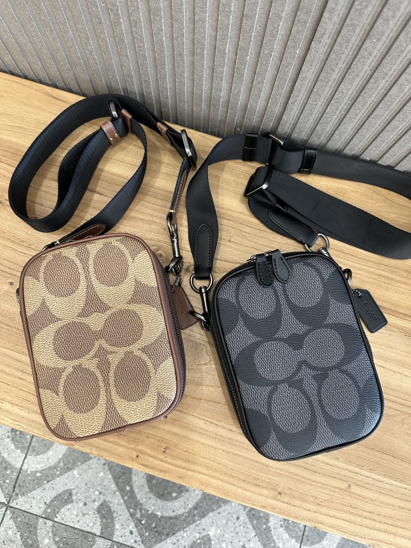 Coach 新款Coach蔻驰CBI33 Stanton Crossbody小方包手机包黑色 老花大logo设计 日常又不失