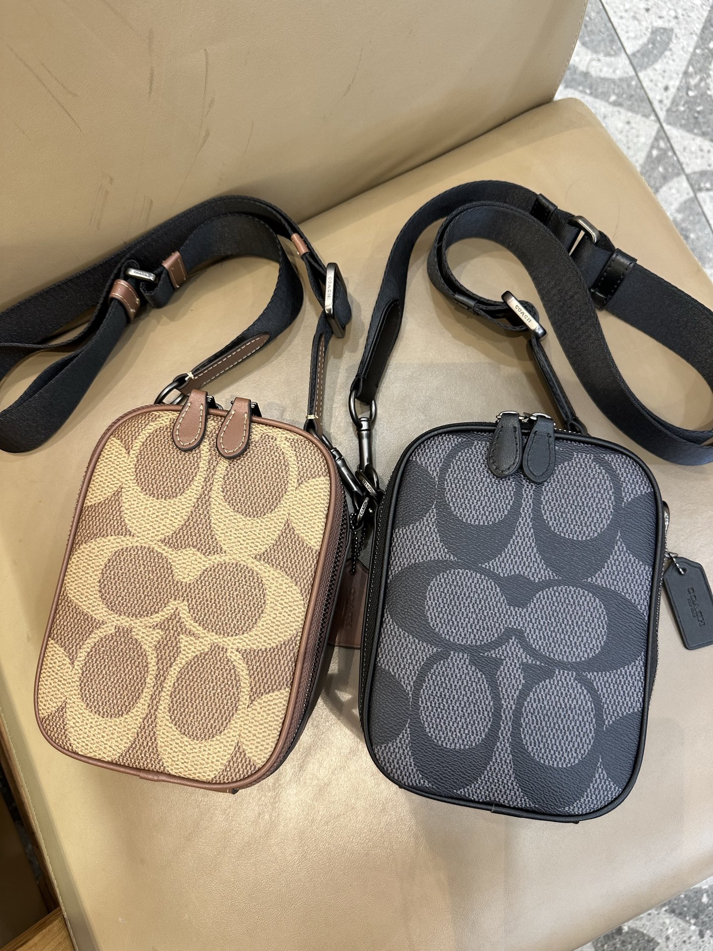 Coach 新款Coach蔻驰CBI33 Stanton Crossbody小方包手机包黑色 老花大logo设计 日常又不失