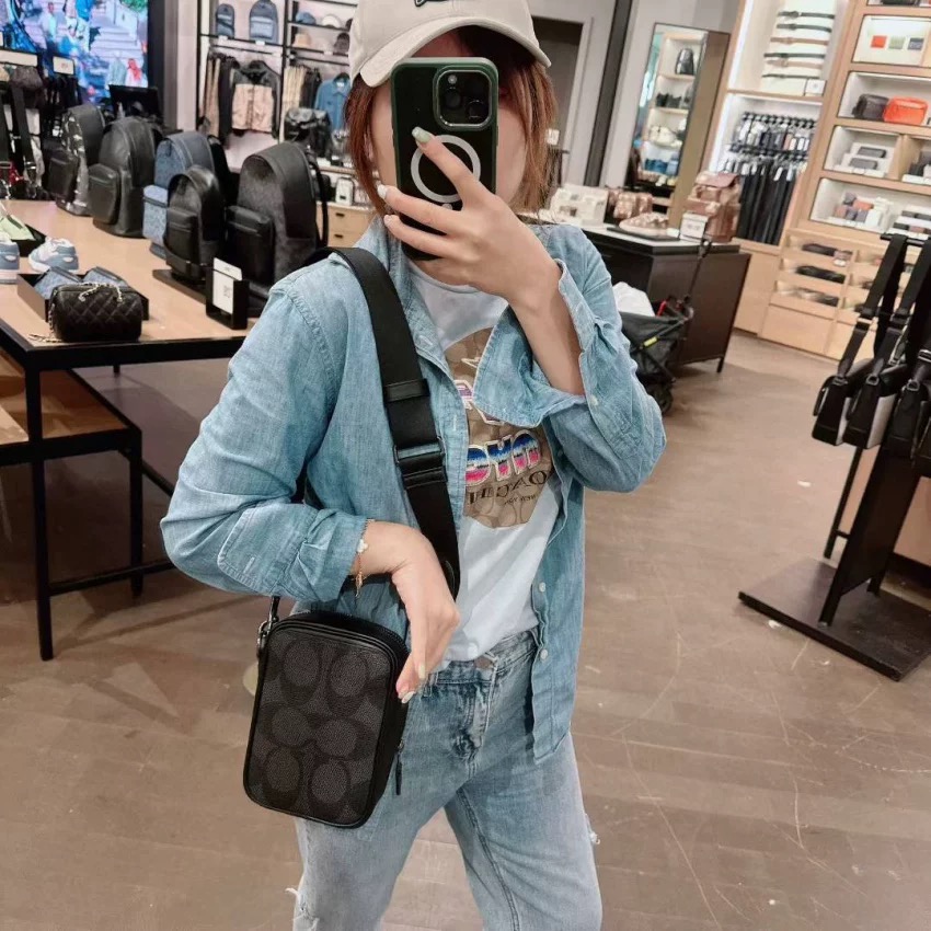 Coach 新款Coach蔻驰CBI33 Stanton Crossbody小方包手机包黑色 老花大logo设计 日常又不失