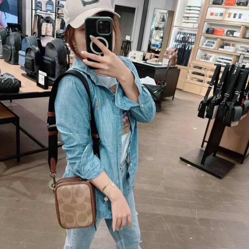 Coach 新款Coach蔻驰CBI33 Stanton Crossbody小方包手机包黑色 老花大logo设计 日常又不失