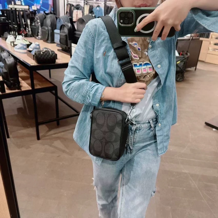 Coach 新款Coach蔻驰CBI33 Stanton Crossbody小方包手机包黑色 老花大logo设计 日常又不失