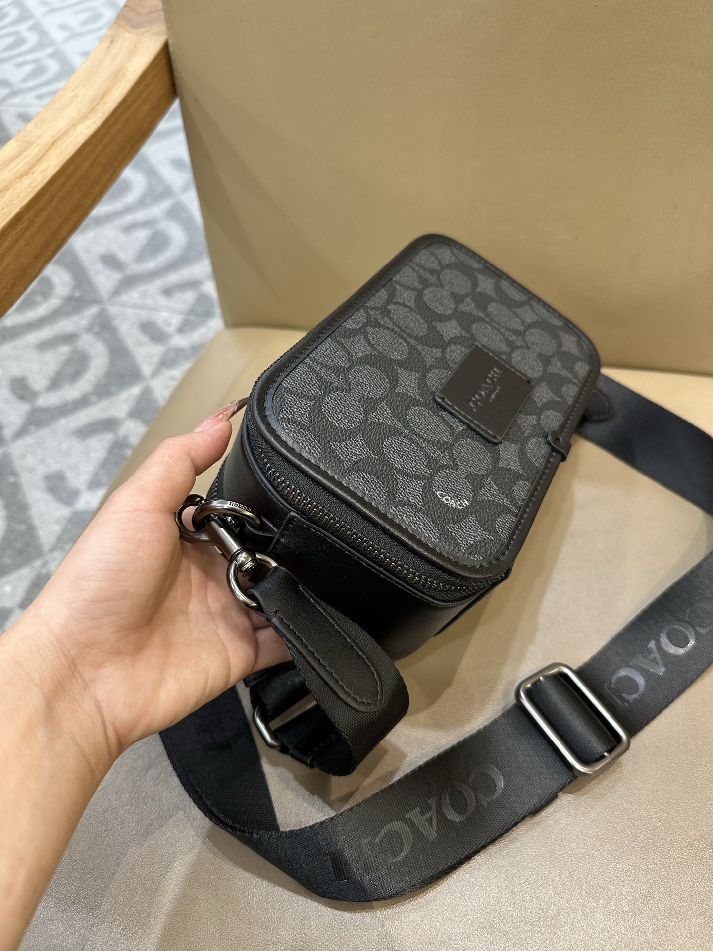 Coach COACH/蔻驰CW365 CM109 CM113 CAB80奥莱男士 标志WYATT斜挎包单肩包相机包 小方包 2个信用卡槽