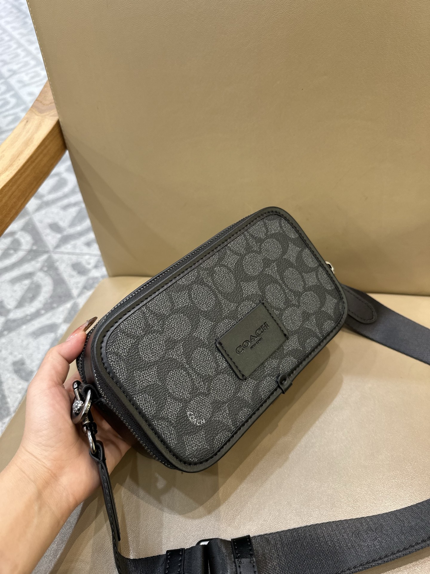 Coach COACH/蔻驰CW365 CM109 CM113 CAB80奥莱男士 标志WYATT斜挎包单肩包相机包 小方包 2个信用卡槽