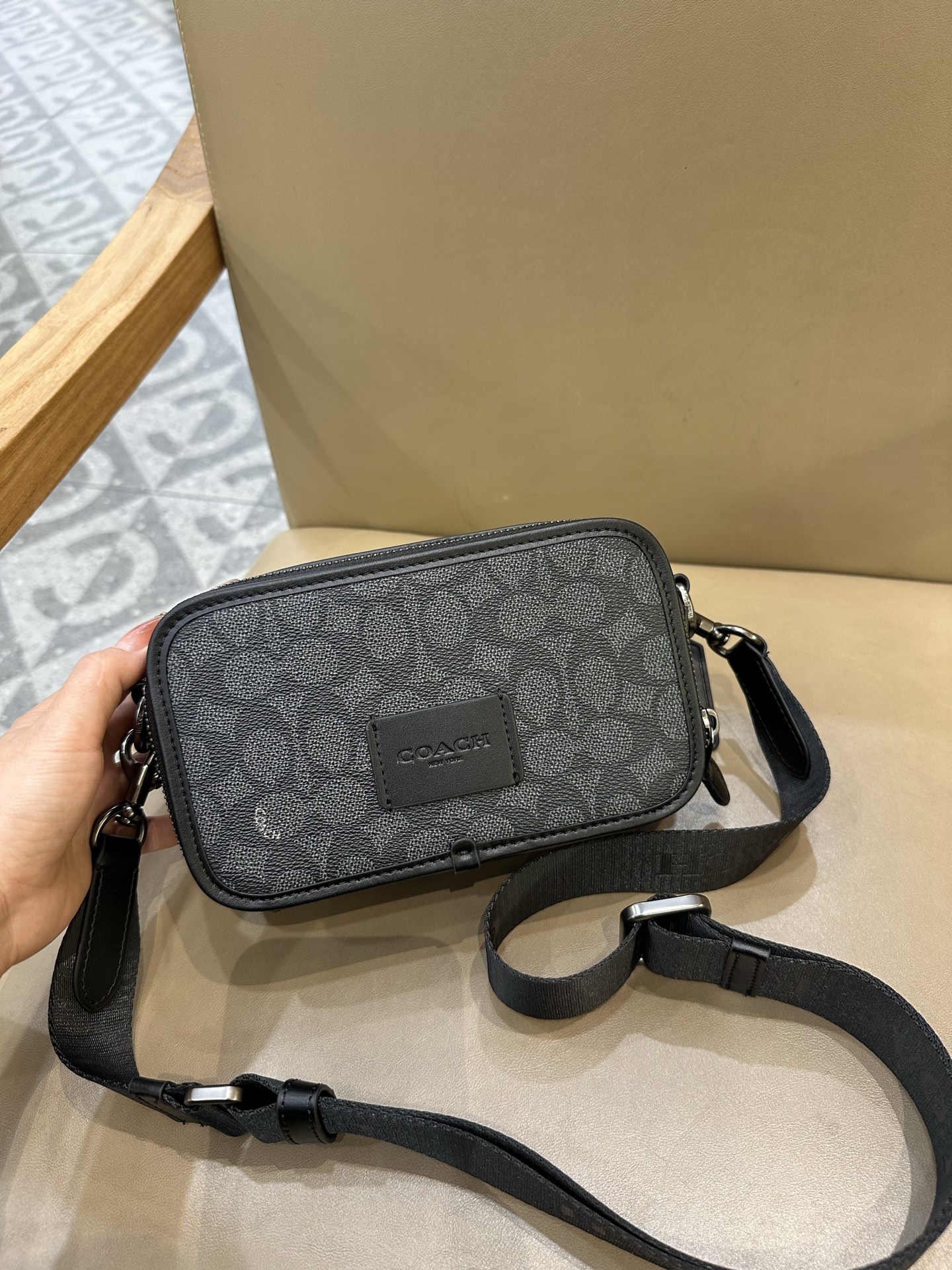 Coach COACH/蔻驰CW365 CM109 CM113 CAB80奥莱男士 标志WYATT斜挎包单肩包相机包 小方包 2个信用卡槽