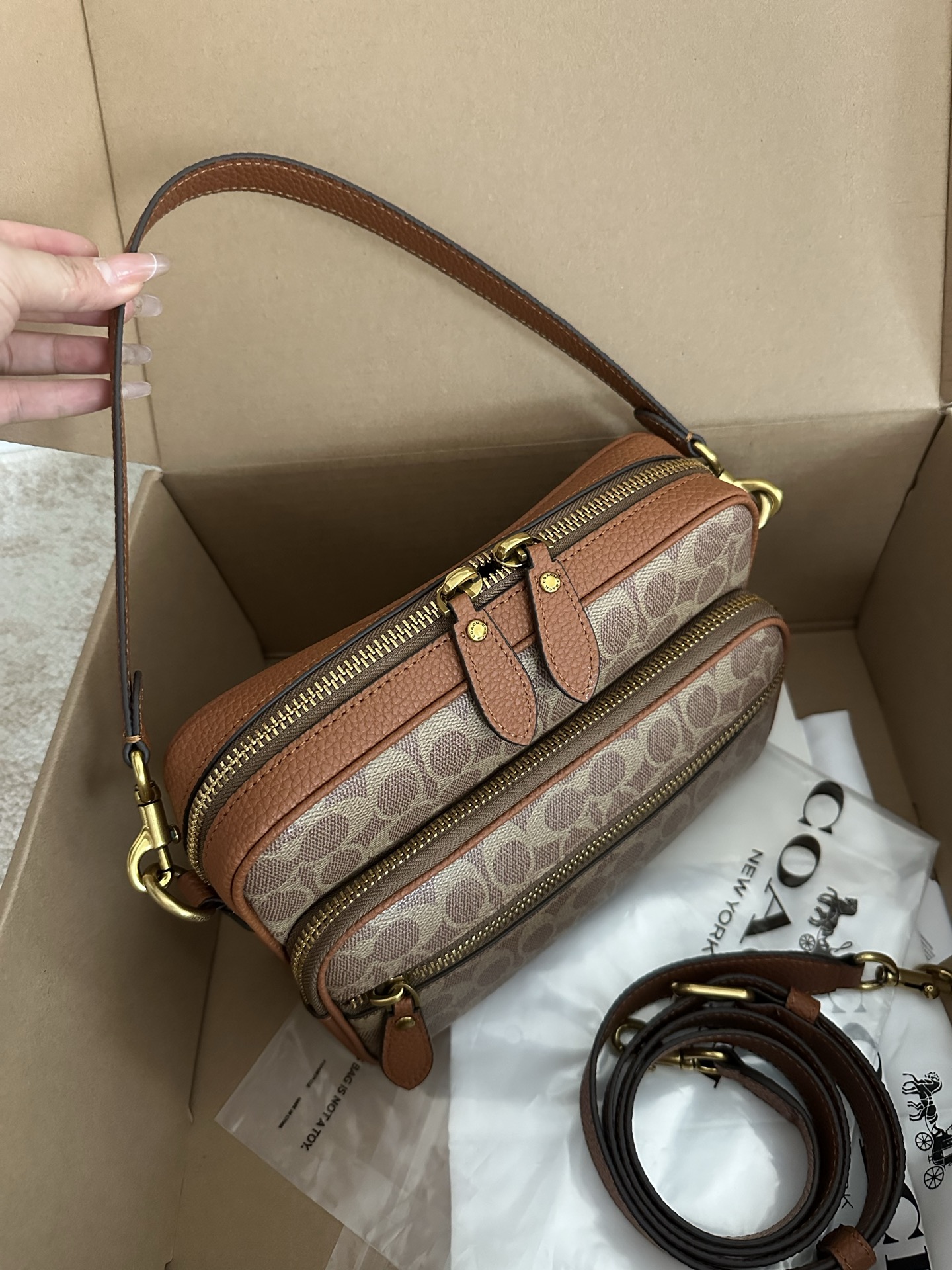 COACH/Coach Pure Original New men's DAKOTA presbyopic cross-body bag shoulder bag handbag, built-in buckle pocket, zipper closure, fabric lining,