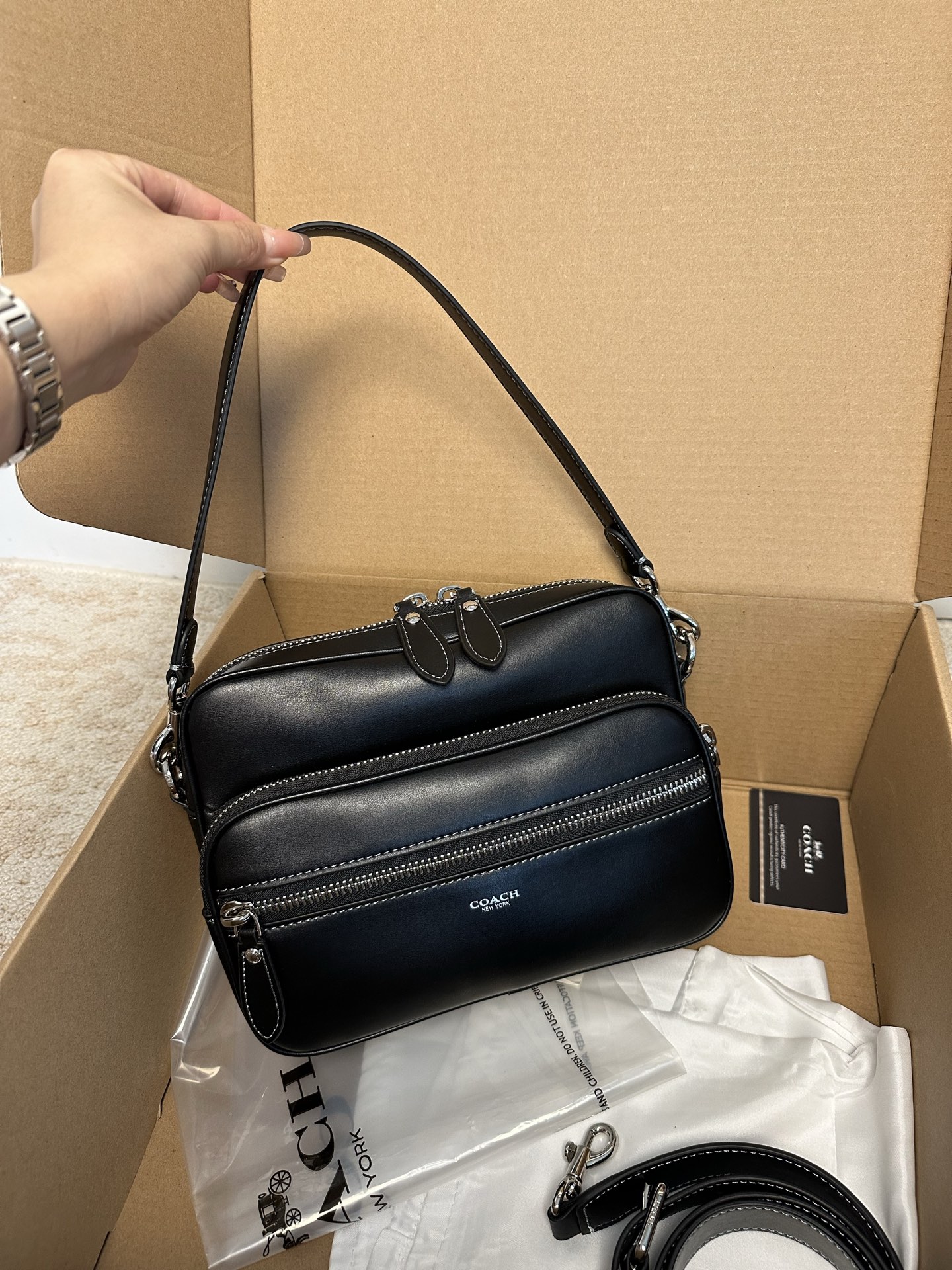 COACH/Coach Pure Original New men's DAKOTA presbyopic cross-body bag shoulder bag handbag, built-in buckle pocket, zipper closure, fabric lining,