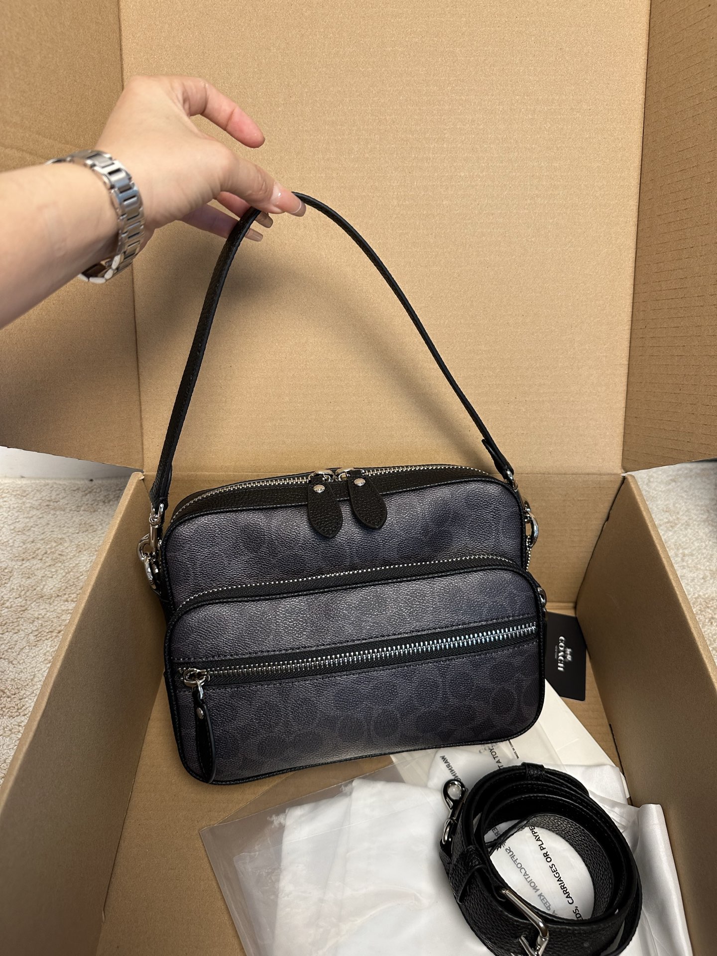 COACH/Coach Pure Original New men's DAKOTA presbyopic cross-body bag shoulder bag handbag, built-in buckle pocket, zipper closure, fabric lining,
