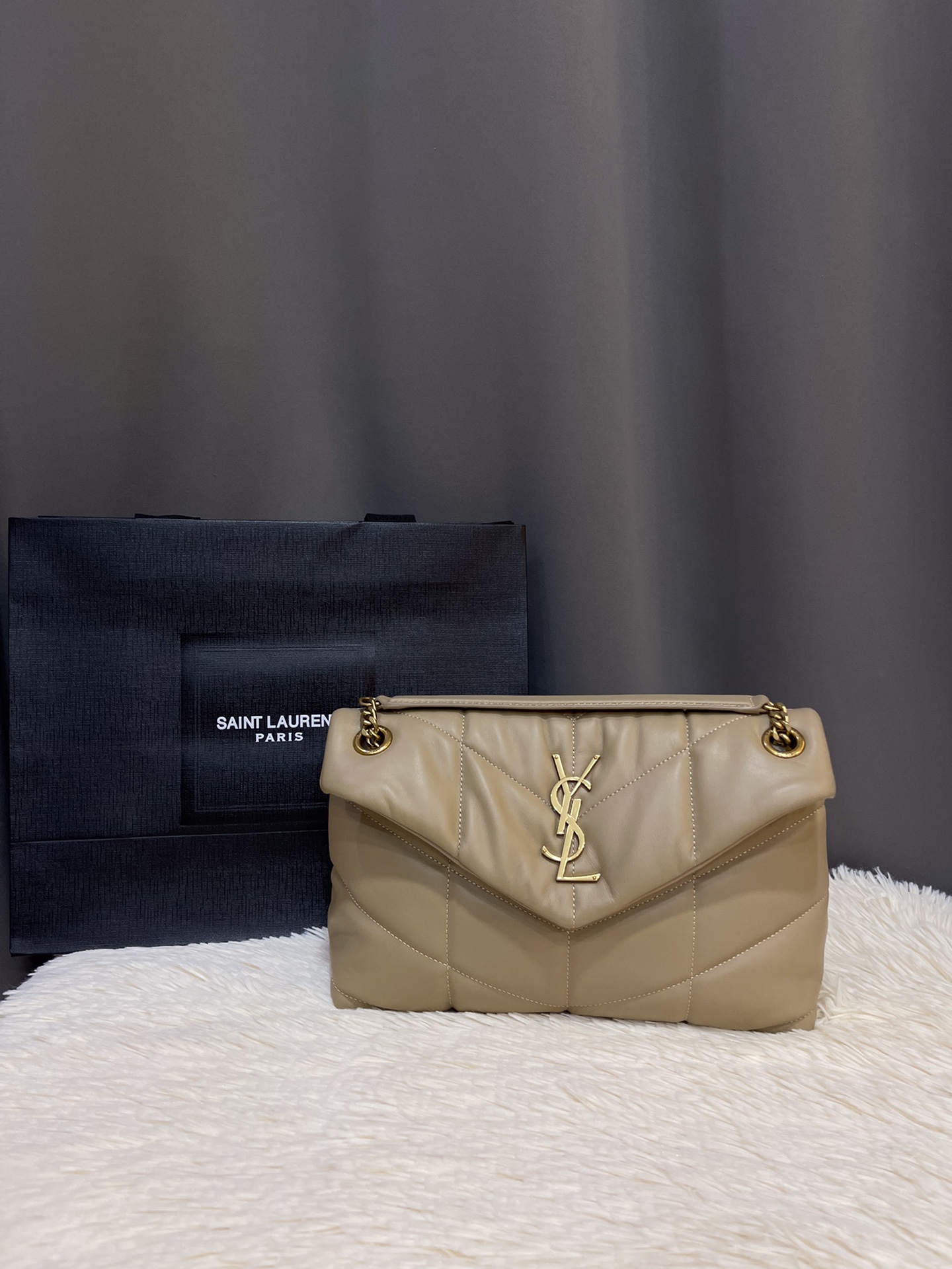 NO:185820,Genuine grade original leather loulou puffer medium-sized pillow cloud bag. The texture is really good, soft and glutinous, and the gloss exposed in the sun is very high-end, very beautiful and fashionable!  Crossbody shoulder as clutch bag... Model 577476 Size 29*17*11cm, YSL, saint laurent, handbag19860909正品级 原厂皮 loulou puffer中号枕头云朵包 质感真的太好了,软糯糯,在阳光下透出的光泽度非常的高级,很好看,很洋气！斜挎肩背当手拿包…… 型号577476 尺寸29*17*11cm,YSL,saint laurent,handbag,Bag