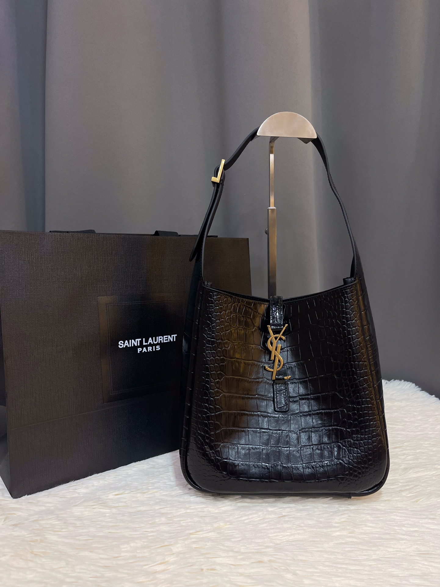 NO:183550,ROSE spring and summer new style, black crocodile pattern, same style as Korean celebrity Hobo!! This year, the underarm bag Y is so popular that it is late but it is here!  !  The bag looks three-dimensional, but it doesn't look too sharp. Paired with the brand's iconic plug-in buckle, the overall style gives people a unique temperament that is both classic and elegant, and fashionable and modern. Model 713938 Black Crocodile Original Leather Size 23x22x8cm 10, YSL, saint laurent19860909ROSE春夏新款,黑色鳄鱼纹 韩国明星同款Hobo!!今年火到爆炸的腋下包Y家虽迟但到！！包包立体,看上去硬挺却不会太凌厉.搭配上品牌标志性的插入式包扣,整体给人一种既经典优雅,又很时髦现代的独特气质. 型号713938 黑鳄原厂皮 尺寸23x22x8cm 10,YSL,saint laurent,Bag