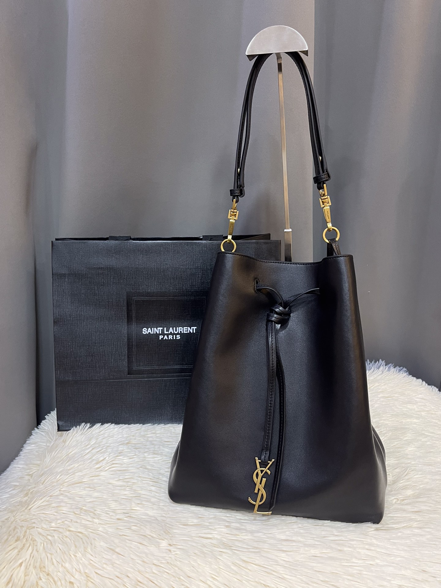 NO:184371,Genuine grade original leather The new autumn and winter PARIS VII POCHON New pochon has a unique and practical design, soft leather. Spacious internal air conditioning... From mobile phones, wallets to cosmetics, the exquisite closing design not only gives you safety but also adds a sense of fashion!  The delicate and silky leather feels perfectly fits the body of the carrier, with ultra-light and large capacity, creating a romantic and elegant French slack feeling. Model number 804302 Size 24x30x12CM, YSL, saint laurent, wallets19860909正品级 原厂皮 秋冬新款PARIS VII POCHON New pochon的设计独特而实用、柔软的皮质 宽敞的内部空问…从手机、钱包到化妆品一应俱全,精致的收口设计既给你了安全性又增添了一份时尚感！细腻丝滑的皮质触感完美贴合携背者身形,超轻超大容量 打造浪漫优雅的法式松弛感 款号804302 尺寸24x30x12CM,YSL,saint laurent,wallets,Bag