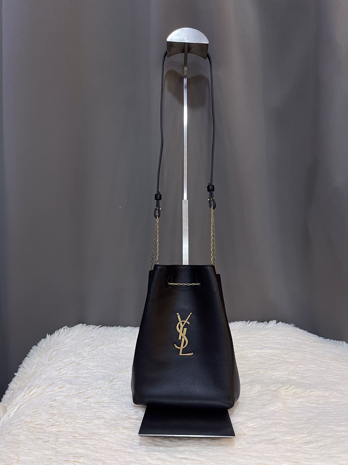 NO:184377,Genuine grade original leather 【】POCHON lambskin handbag soft lambskin bucket bag arrives! Decorated with the CASSANDRE logo! This lightweight handbag can be held with exquisite chains; or with detachable leather shoulder straps on the shoulder~ This small bucket bag is designed with a high-end and high-end feel! Leather lining Bronze accessories Drawstring opening and closing A flat bag Article number Color sheepskin/black gold Shoulder strap length Size: ××, YSL, saint laurent, sheepskin19860909正品级 原厂皮【】POCHON小羊皮手袋柔軟小羊皮小桶包到货！飾有CASSANDRE標誌！這款輕盈的手袋可以用精緻的鏈條手拿；或以可拆式皮革肩帶肩背~ 这款小桶包设计高端上档次不一样的感觉！ 皮革衬里 古铜色配件 抽绳开合 一个平袋 货号 颜色羊皮/黑金 肩带长度 尺寸: ××,YSL,saint laurent,sheepskin,Bag