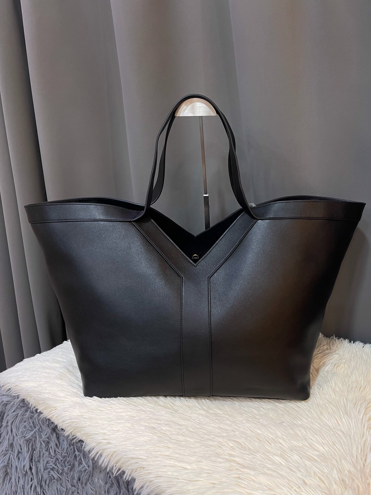 NO:184383,Genuine grade original leather New WHY TOTE underarm shopping bag Fine grain leather tote bag, full lining design of suede in the same color, decorated with exquisite Y-letter logo inspired by the brand's historical collection, the shopping bag is light and large in capacity, with an internal zipper bag and hook buckle opening and closing!  Baozi, who likes large-capacity bags, should not miss this one!  Model number 817602 Size 37X32X7CM, YSL, saint laurent,totes19860909正品级 原厂皮 新款WHY TOTE腋下购物袋 精细粒面皮革托特包,同色系绒面革全衬里设计,饰以自品牌历史典藏汲取灵感的精美Y字母标志、购物包轻盈容量大,设有一个内部拉链袋和钩扣开合！巴黎精致风情中透着恰到好处的松弛感、喜欢大容量包款的宝子就不要错过这款噢！ 款号817602 尺寸37X32X7CM,YSL,saint laurent,totes,Bag