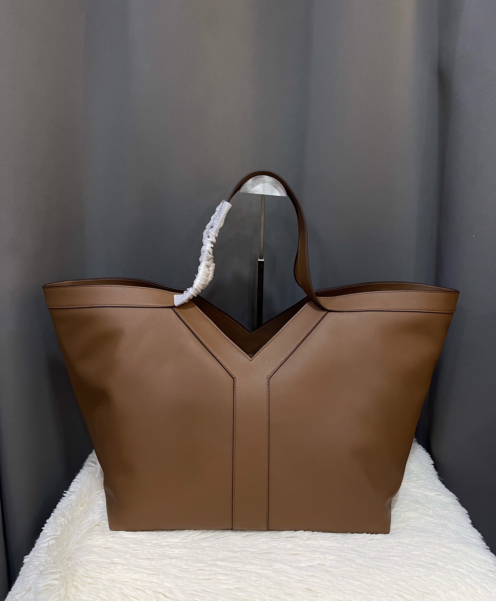 NO:184389,Genuine grade original leather New WHY TOTE underarm shopping bag Fine grained leather tote bag, full lining design of suede in the same color, decorated with exquisite Y-letter logo inspired by the brand's historical collection, the shopping bag is light and large in capacity, with an internal zipper bag and hook buckle opening and closing!  Baozi, who likes large-capacity bags, should not miss this one!  Model number 817602 Size 37X32X7CMq, YSL, saint laurent,totes19860909正品级 原厂皮 新款WHY TOTE腋下购物袋 精细粒面皮革托特包,同色系绒面革全衬里设计,饰以自品牌历史典藏汲取灵感的精美Y字母标志、购物包轻盈容量大,设有一个内部拉链袋和钩扣开合！巴黎精致风情中透着恰到好处的松弛感、喜欢大容量包款的宝子就不要错过这款噢！ 款号817602 尺寸37X32X7CMq,YSL,saint laurent,totes,Bag