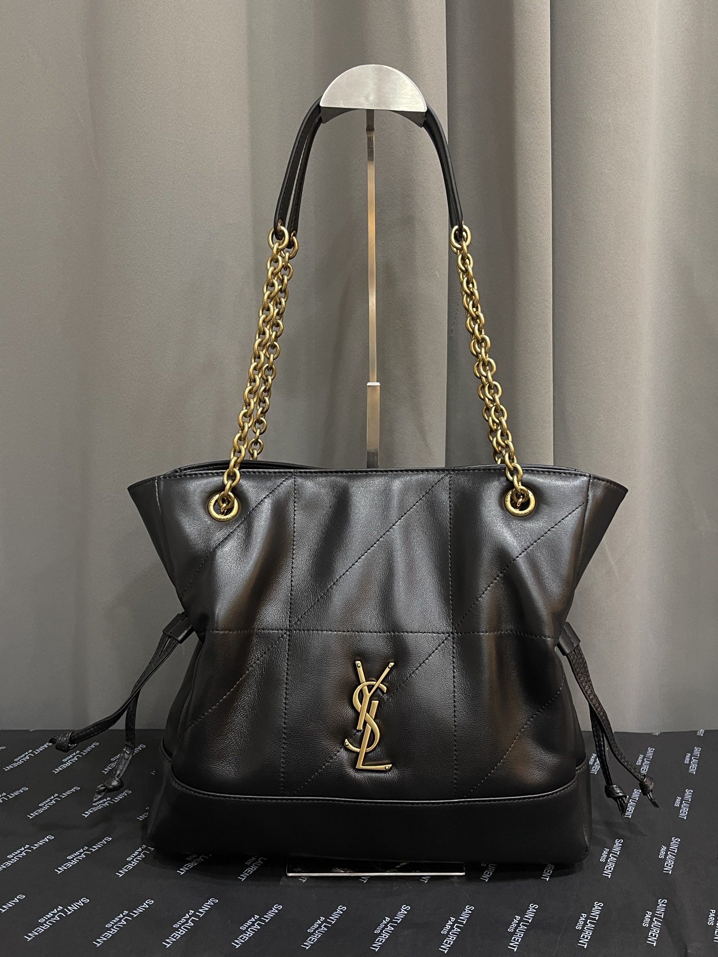 NO:187480,Genuine Grade Original Leather Jamie 4.3 LARGE POCHON Sheeppetot Bag Small This lightweight handbag is spacious and comes with chain shoulder straps and removable zipper bags. The drawstring laces can tighten or unfold the sides to create different silhouettes. Cotton lining, magnetic buckle closure!  Size 27*29*11cm Model number 833948 Small, YSL, saint laurent,totes,sheepskin19860909正品级 原厂皮 Jamie 4.3 LARGE POCHON 羊皮托特包小号 这款轻便手袋空间充裕,配有链条肩带和可拆卸拉链袋,抽绳系带可将两侧收紧或展开,打造不同廓形.棉质衬里,磁扣开合！ 尺寸27*29*11cm 款号833948 小号,YSL,saint laurent,totes,sheepskin,Bag