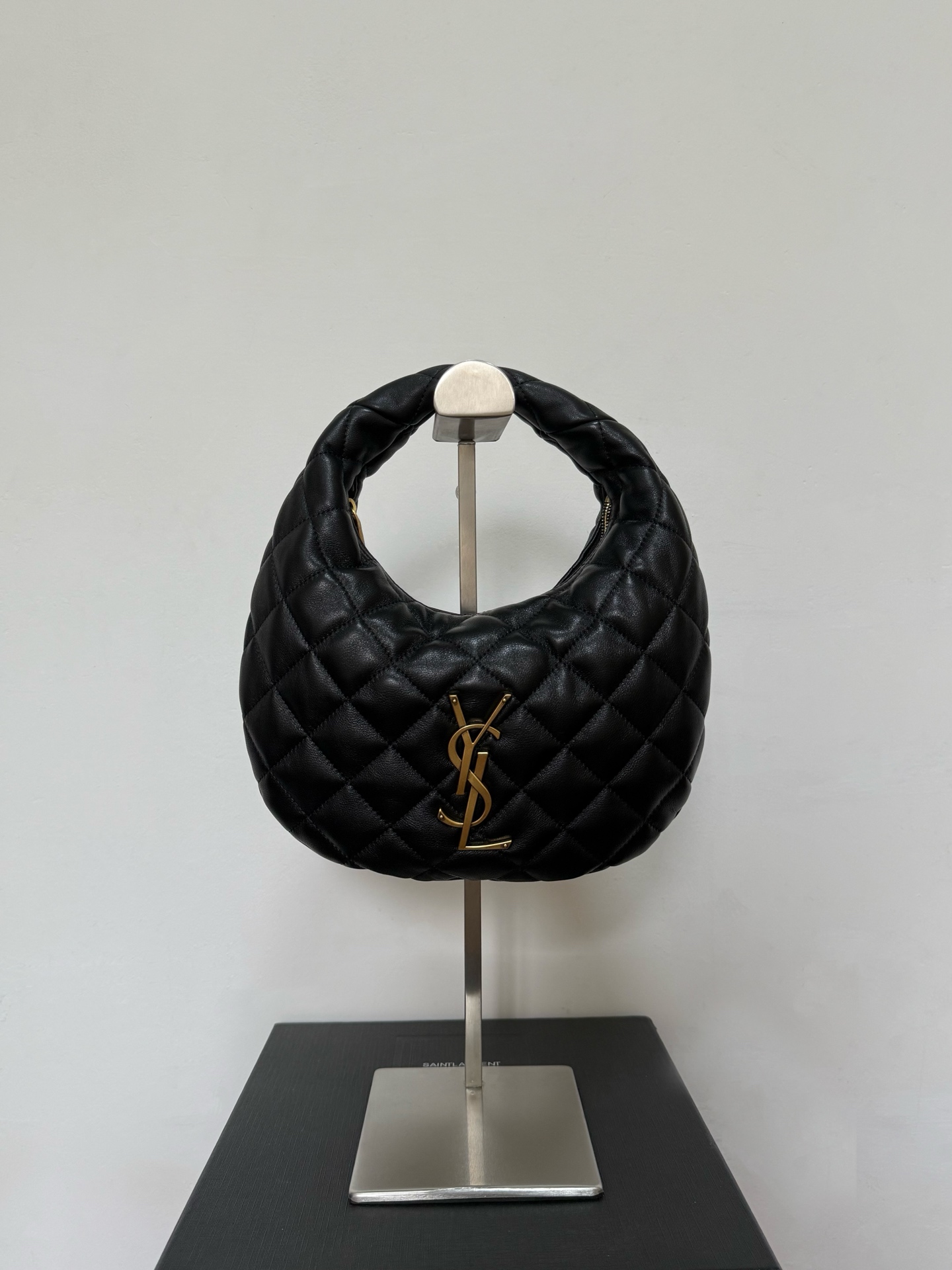 NO:340536,Authentic [Autumn Style] The small size that has been called for has finally arrived!  Sheepskin is full of high-end feeling, soft and foul, gentle to imbalance, and at the same time, it has a special styling and plasticity, which is so versatile! Round bag round shape ten zipper closure, complete inner lining and more secure Size 17x13x3CM Model number 851689, YSL, saint laurent, sheepskin19860909正品级 【秋款】 千呼万唤的小尺寸終于来了！  羊皮  满满的高级感,手感软糯到犯规,温柔到失衡、同时貝有特别的造型感可塑性太强了超百搭！ 圆拎包圆润造型十拉链开合,内里完整更安心 尺寸17x13x3CM 款号851689,YSL,saint laurent,sheepskin,Bag