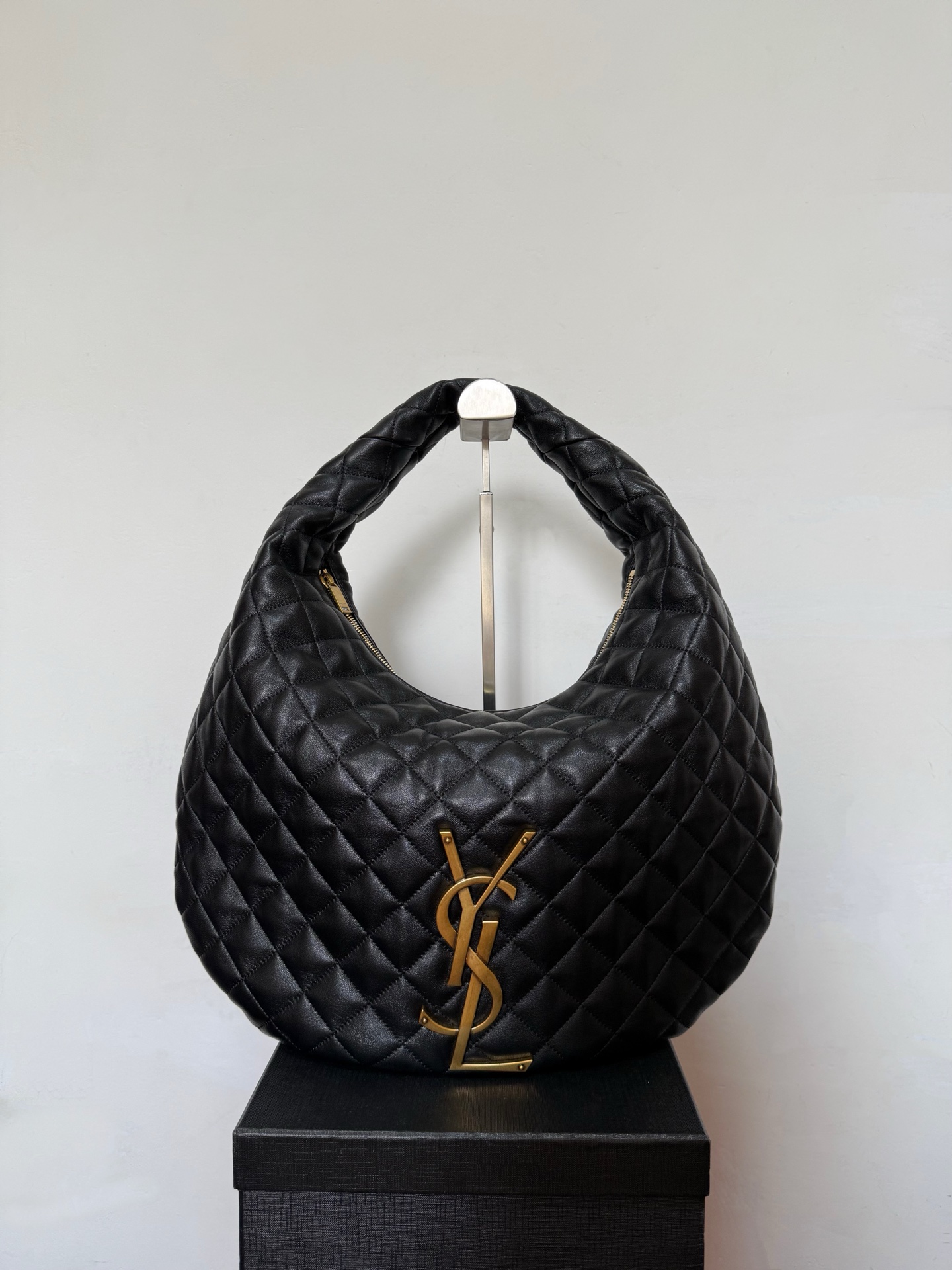 NO:340525,Genuine grade ICARINO new series Napa sheep leather handbag Large diamond bag, this modern lightweight handbag is designed for portable. Bronze metal!  The round shape, zipper opening and closing, full of high-end feeling, and also has a special styling and plasticity. It is super versatile!  Model 858160 Size 47*35*15, YSL, saint laurent, sheepskin19860909正品级 ICARINO 全新系列 纳帕羊皮革手袋 大号 菱格包身,这款现代轻盈的手袋专为手提设计.古铜色金属！圆润造型,拉链开合,满满的高级感,同时具有特别的造型感可塑性太强了 超百搭！ 型号858160 尺寸47*35*15,YSL,saint laurent,sheepskin,Bag