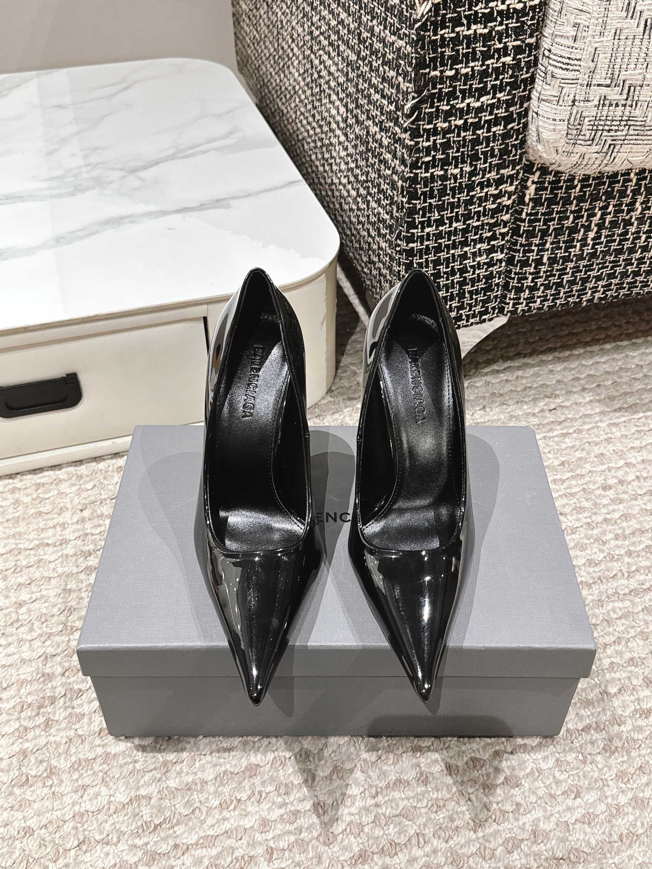 NO:236333,BALENCIAGA 2025 early spring new pointed high heels series, sexy and charming on the feet, super feminine, upper balconies leather, inner cowhide, outsole, Italian leather outsole, heel height 10cm, size 35-39 (40 custom made, no return or exchange), high heels, balenciaga, high heels, cowhide, Leather soles19860909BALENCIAGA 2025 早春新款尖头高跟鞋系列 上脚性感迷人即视感 超有女人味 鞋面牛漆皮 内里牛皮 大底意大利真皮大底 跟高10cm 尺码35-39（40订做不退换）,高跟鞋单鞋,balenciaga,high heels,cowhide,Leather soles,Women's Shoes