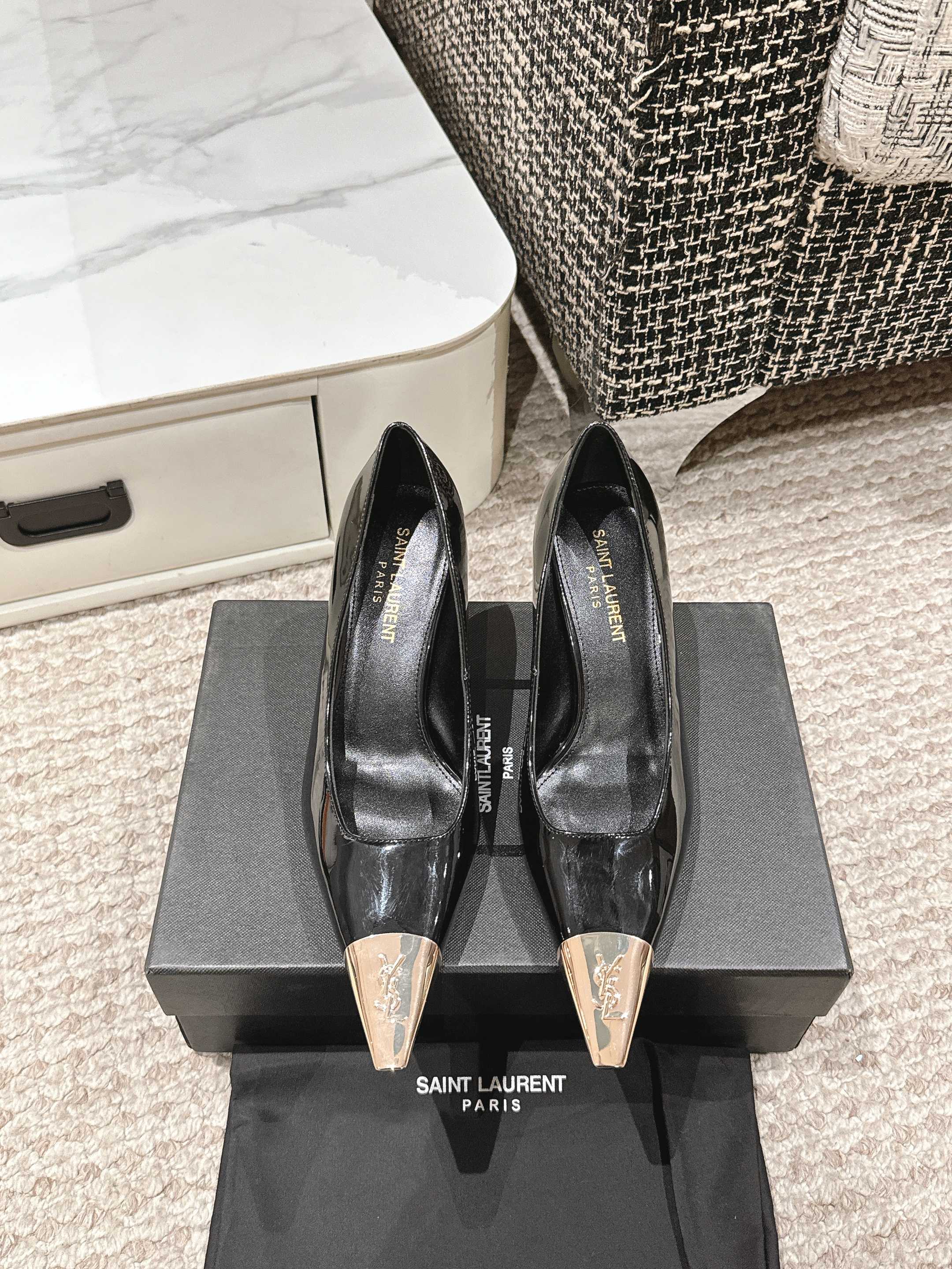 NO:236336,saint laurent 24/ Small gold-toe square heel high heel shoes. The feet are very stable, super heeled, so feel free to put in!  High-end sexy, ysl still understands women the best! Upper cowhide/paper leather inner sheepskin heel height 6cm outsole leather outsole size 35-39 (40 custom made without return or exchange), high heels single shoes, saint laurent, saint laurent, high heels, cowhide, sheepskin, Leather soles19860909saint laurent 24/ 小金头方跟高跟鞋单鞋 上脚特别稳,超跟脚,放心入！高级的性感,ysl 还是最懂女人! 鞋面牛皮/漆皮 内里羊皮 跟高6cm 大底真皮大底 码数35-39（40订做不退换）,高跟鞋单鞋,saint laurent,saint laurent,high heels,cowhide,sheepskin,Leather soles,Women's Shoes