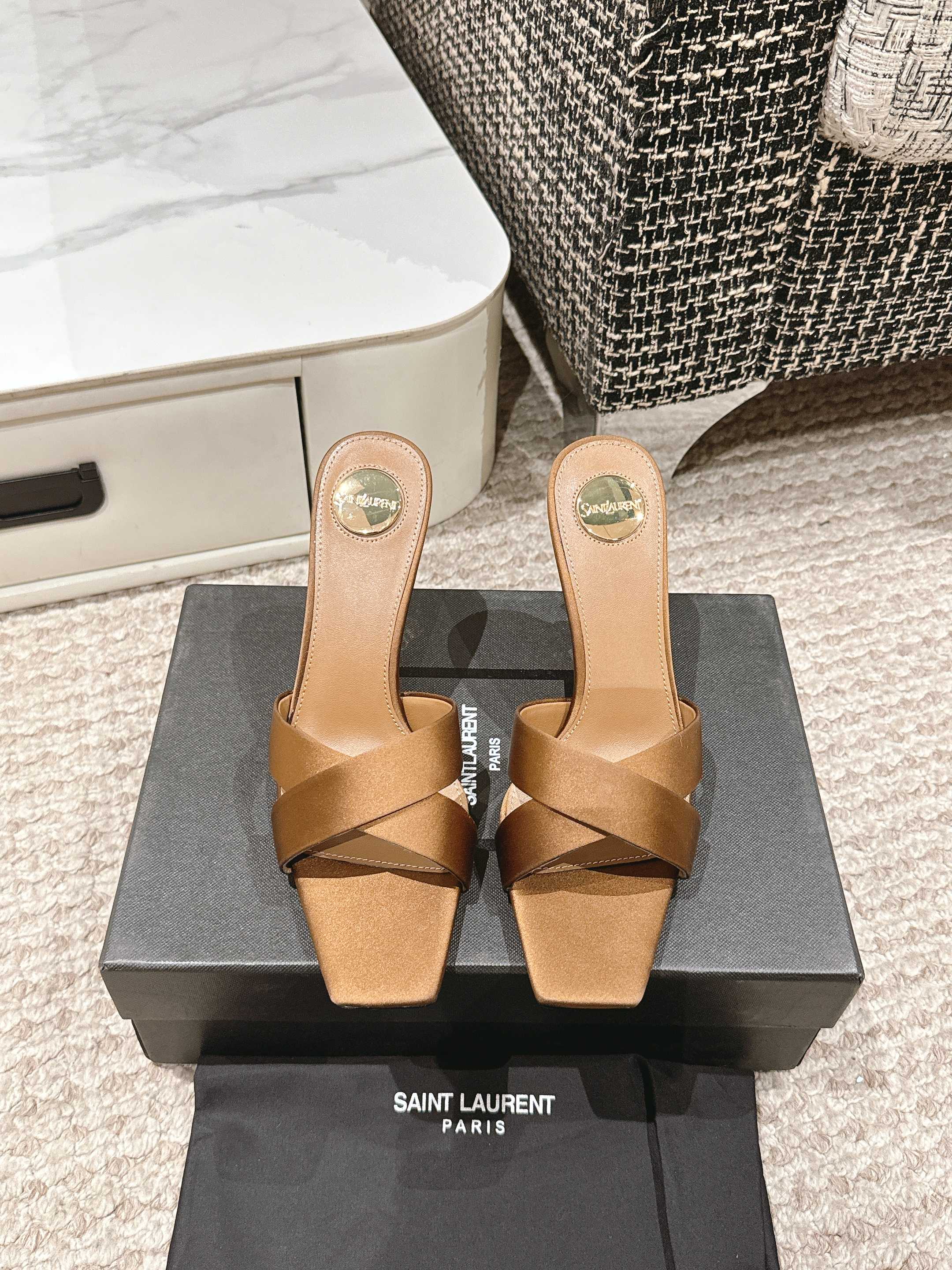 NO:236345,SAINT LAURENT YSL 25 Year of the Snake Year Show Poplar Heels High Heels, the beautiful beauty high heels of the young lady, elegant, charming and sexy, full of femininity!  Silk upper lining/foot pad sheepskin outsole Italian leather outsole Heel height 8.5cm Size 35-39 (40 custom made without return or exchange), high heels sandals, saint laurent, saint laurent, sandals, high heels, sheepskin, real silk, Leather soles19860909SAINT LAURENT YSL 25年蛇年秀款杨树林字母跟高跟鞋 小姐姐的美丽尤物高跟鞋 优雅迷人性感 女人味十足！ 鞋面真丝 内里/垫脚羊皮 大底意大利真皮大底 跟高8.5cm 尺码35-39（40定做不退换）,高跟鞋凉鞋,saint laurent,saint laurent,sandals,high heels,sheepskin,real silk,Leather soles,Women's Shoes