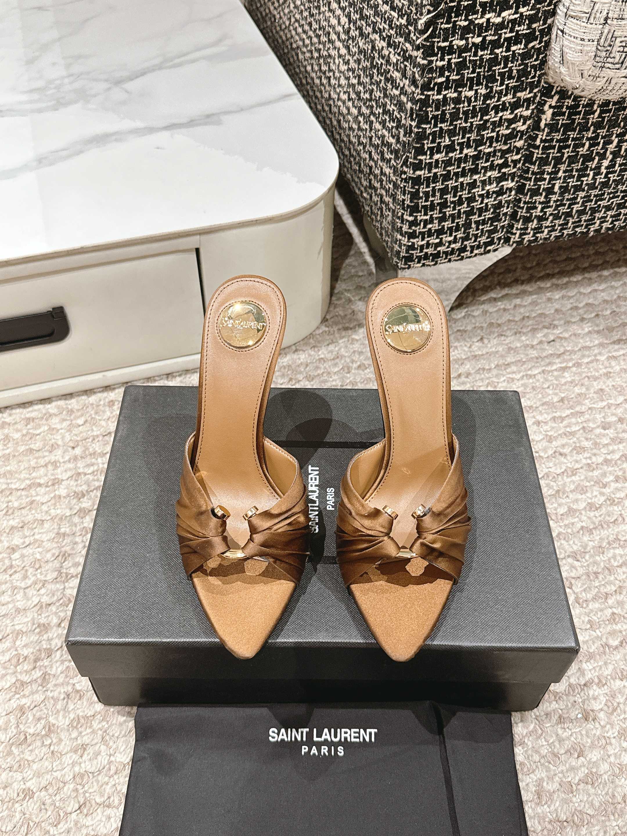 NO:236350,Saint Laurent YSL 25 Year of the Year of the Snake New High Heels Whether it is a party or commuting, a pair of suitable shoes can always make you shine. Today I recommend this beautiful high heel sandal, the classic YSL logo heel design, full of comfort!  No matter how far you go, you won't be tired. Upper silk   original mold opening hardware, inner/foot pad sheepskin, outsole, Italian leather outsole, heel height 10cm, size 35-39 (40 custom made, no return or exchange), high heels, saint laurent, saint laurent, saint laurent, saint laurent, sandals, high heels, sheepskin, real silk, Leather soles19860909Saint Laurent圣罗兰 YSL25年蛇年新款高跟鞋 无论是派对还是通勤♀,一双合适的鞋子总能让你光彩照人.今天就向大家安利这款绝美高跟凉鞋,经典的YSL标识跟的设计,舒适度满分！走再远也不累脚哦 鞋面真丝 原版开模五金 内里/垫脚羊皮 大底意大利真皮大底 跟高10cm 尺码35-39（40定做不退换）,高跟鞋凉鞋,saint laurent,saint laurent,saint laurent,sandals,high heels,sheepskin,real silk,Leather soles,Women's Shoes