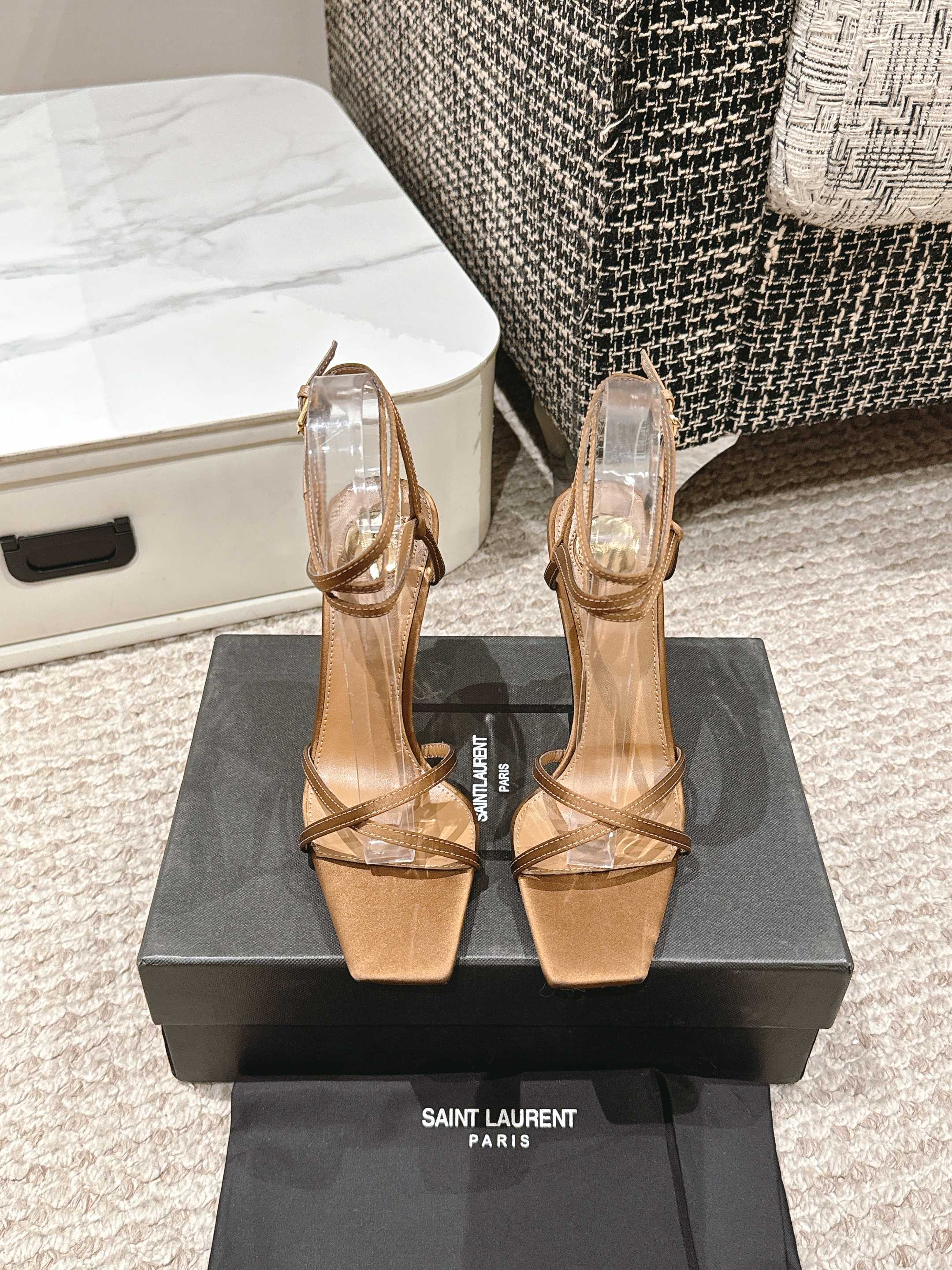 NO:236348,Saint Laurent YSL 25 Year of the Snake New Super Comfort Strap High Heels Whether it’s a party or a commuter, a pair of suitable shoes can always make you shine. Today I recommend this beautiful high heel sandal, the classic YSL logo heel design, full of comfort!  No matter how far you go, you won't be tired. Upper silk lining/foot pad sheepskin outsole Italian leather outsole Heel height 8.5cm Size 35-39 (40 custom made without return or exchange), high heels sandals, saint laurent, saint laurent, saint laurent, saint laurent, sandals, high heels, sheepskin, real silk, Leather soles19860909Saint Laurent圣罗兰 YSL25年蛇年新款超舒适绑带高跟鞋 无论是派对还是通勤♀,一双合适的鞋子总能让你光彩照人.今天就向大家安利这款绝美高跟凉鞋,经典的YSL标识跟的设计,舒适度满分！走再远也不累脚哦 鞋面真丝 内里/垫脚羊皮 大底意大利真皮大底 跟高8.5cm 尺码35-39（40定做不退换）,高跟鞋凉鞋,saint laurent,saint laurent,saint laurent,sandals,high heels,sheepskin,real silk,Leather soles,Women's Shoes