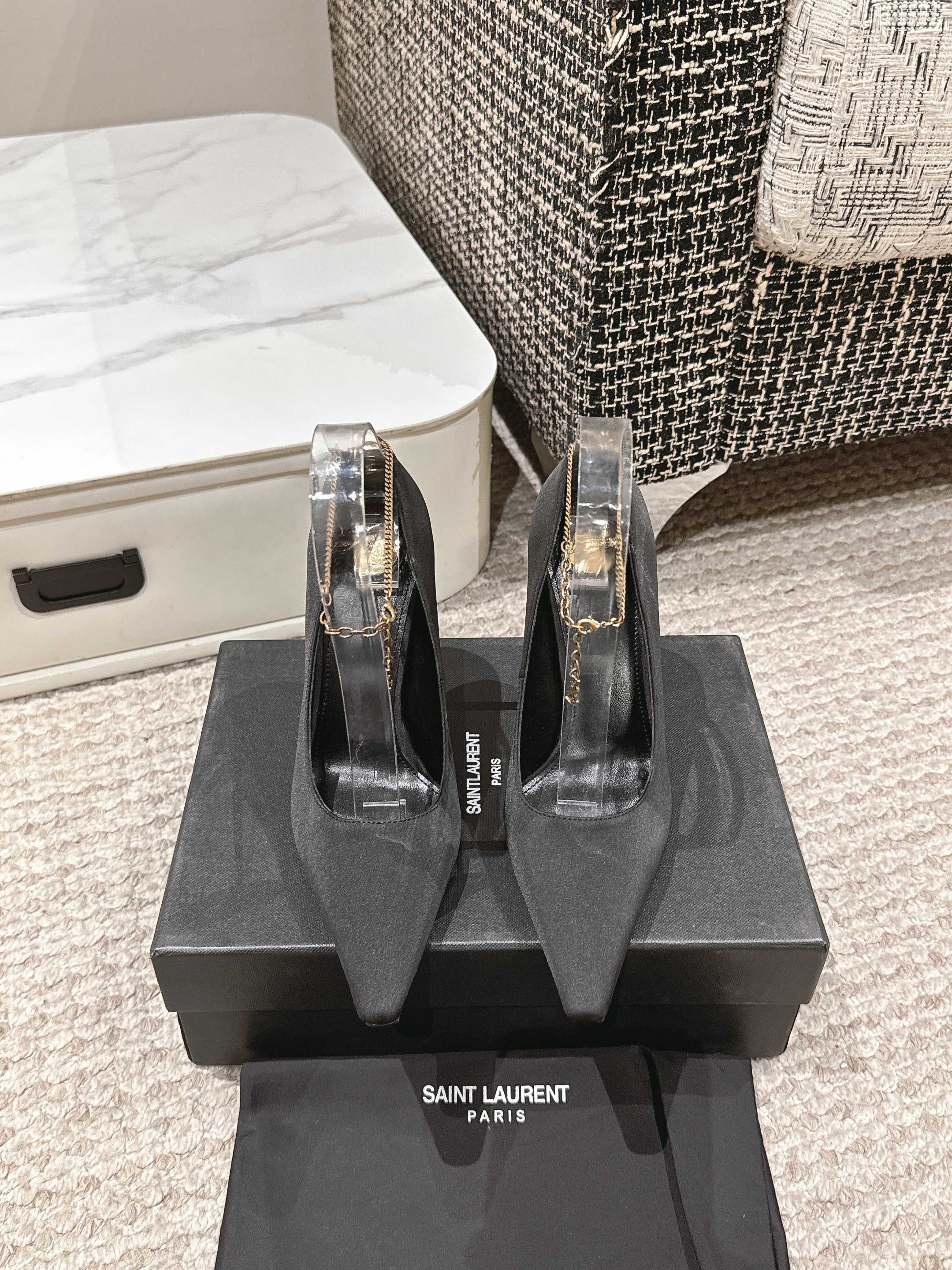 NO:236342,SAINT LAURENT YSL 25-year new chain pointed-toe high heel shoes, the beautiful beauty high heels of the young lady, elegant, charming and sexy, full of femininity!  Upper silk   original mold opening hardware chain inner lining / footrest sheepskin outsole Italian leather outsole heel height 10cm size 35-39 (40 custom made without return or exchange), high heels sandals, saint laurent, saint laurent, sandals, high heels, sheepskin, real silk, Leather soles19860909SAINT LAURENT YSL 25年蛇年新款链条尖头高跟单鞋 小姐姐的美丽尤物高跟鞋 优雅迷人性感 女人味十足！ 鞋面真丝 进原版开模五金链条 内里/垫脚羊皮 大底意大利真皮大底 跟高10cm 尺码35-39（40定做不退换）,高跟鞋凉鞋,saint laurent,saint laurent,sandals,high heels,sheepskin,real silk,Leather soles,Women's Shoes