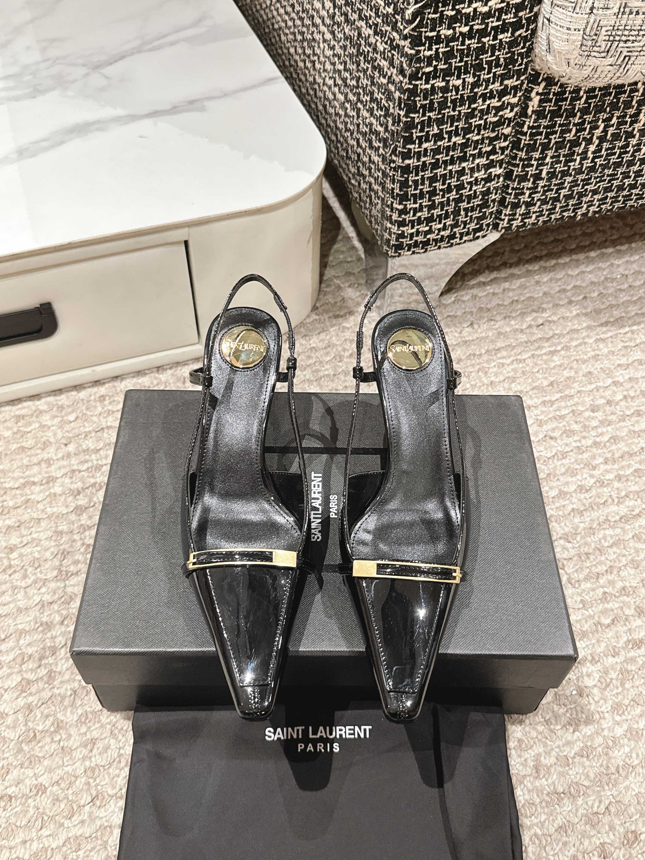 NO:236353,Saint Laurent YSL 25 Year of the Snake New High Heel Sandals Whether it is a party or commuter, a pair of suitable shoes can always make you shine. Today I recommend this beautiful high heel sandal, the classic YSL logo heel design, full of comfort!  No matter how far you go, you won't be tired. Upper, patent leather, inner lining/foot-up sheepskin, outsole, Italian leather outsole, heel height 7.5cm, size 35-39 (40 custom made, no return or exchange), high heels, sandals, saint laurent, saint laurent, saint laurent, saint laurent, sandals, high heels, sheepskin, Leather soles19860909Saint Laurent圣罗兰 YSL25年蛇年新款高跟凉鞋 无论是派对还是通勤♀,一双合适的鞋子总能让你光彩照人.今天就向大家安利这款绝美高跟凉鞋,经典的YSL标识跟的设计,舒适度满分！走再远也不累脚哦 鞋面牛漆皮 内里/垫脚羊皮 大底意大利真皮大底 跟高7.5cm 尺码35-39（40定做不退换）,高跟鞋凉鞋,saint laurent,saint laurent,saint laurent,sandals,high heels,sheepskin,Leather soles,Women's Shoes