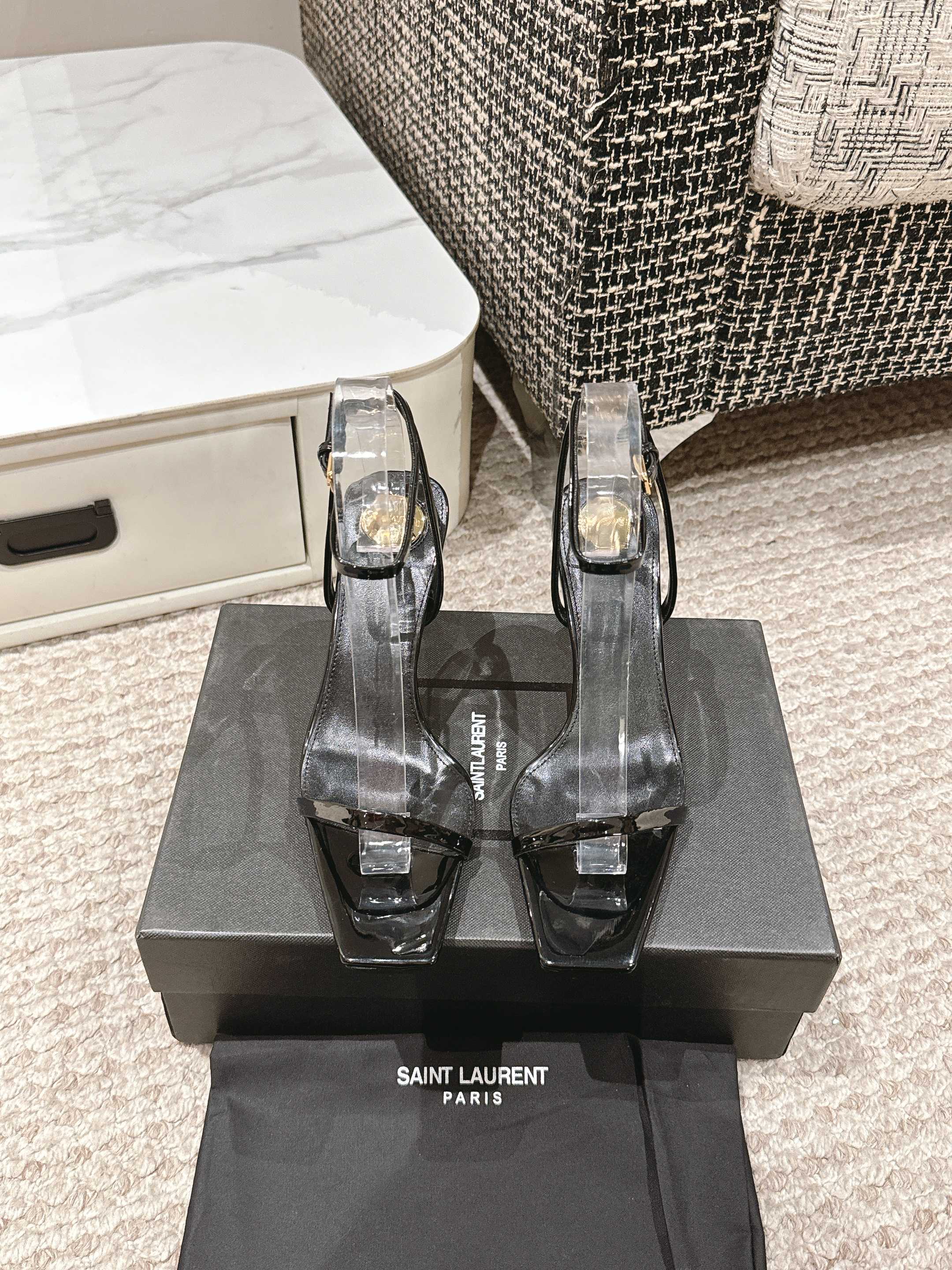 NO:236355,Saint Laurent YSL 25 Year of the Year of the Snake New Small Gold Bar High Heel Sandals Whether it is a party or commuter, a pair of suitable shoes can always make you shine. Today I recommend this beautiful high heel sandal, the classic YSL logo heel design, full of comfort!  No matter how far you go, you won't be tired. Upper cowhide inner/foot-up sheepskin outsole Italian leather outsole heel height 7.5cm size 35-39 (40 custom made without return or exchange), high heels sandals, saint laurent, saint laurent, saint laurent, saint laurent, sandals, high heels, cowhide, sheepskin, Leather soles19860909Saint Laurent圣罗兰 YSL25年蛇年新款小金条高跟凉鞋 无论是派对还是通勤♀,一双合适的鞋子总能让你光彩照人.今天就向大家安利这款绝美高跟凉鞋,经典的YSL标识跟的设计,舒适度满分！走再远也不累脚哦 鞋面牛皮 内里/垫脚羊皮 大底意大利真皮大底 跟高7.5cm 尺码35-39（40定做不退换）,高跟鞋凉鞋,saint laurent,saint laurent,saint laurent,sandals,high heels,cowhide,sheepskin,Leather soles,Women's Shoes