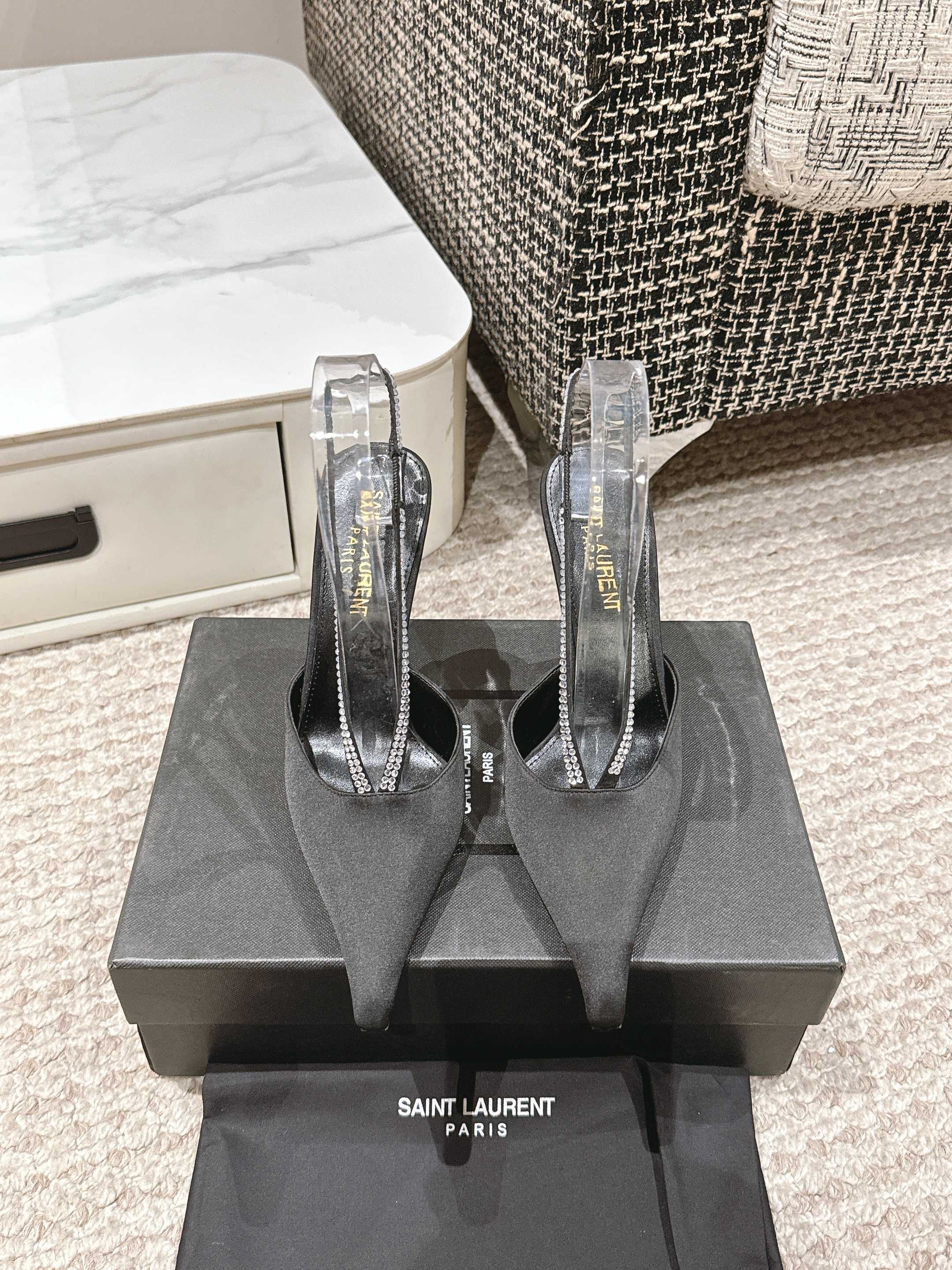 NO:236339,SAINT LAURENT YSL 25 Year of the Snake New Rhinestone Pointed Heels High Heels The beautiful beauty high heels of the young lady, elegant, charming and sexy, full of femininity!  Upper silk   imported A-grade rhinestones, inner lining/foot pad sheepskin, outsole, Italian leather outsole, heel height 10cm, size 35-39 (40 custom made, non-return and exchange), high heels, saint laurent, saint laurent, sandals, high heels, sheepskin, real silk, Leather soles19860909SAINT LAURENT YSL 25年蛇年新款水钻尖头跟高跟鞋 小姐姐的美丽尤物高跟鞋 优雅迷人性感 女人味十足！ 鞋面真丝 进口A级水钻 内里/垫脚羊皮 大底意大利真皮大底 跟高10cm 尺码35-39（40定做不退换）,高跟鞋凉鞋,saint laurent,saint laurent,sandals,high heels,sheepskin,real silk,Leather soles,Women's Shoes