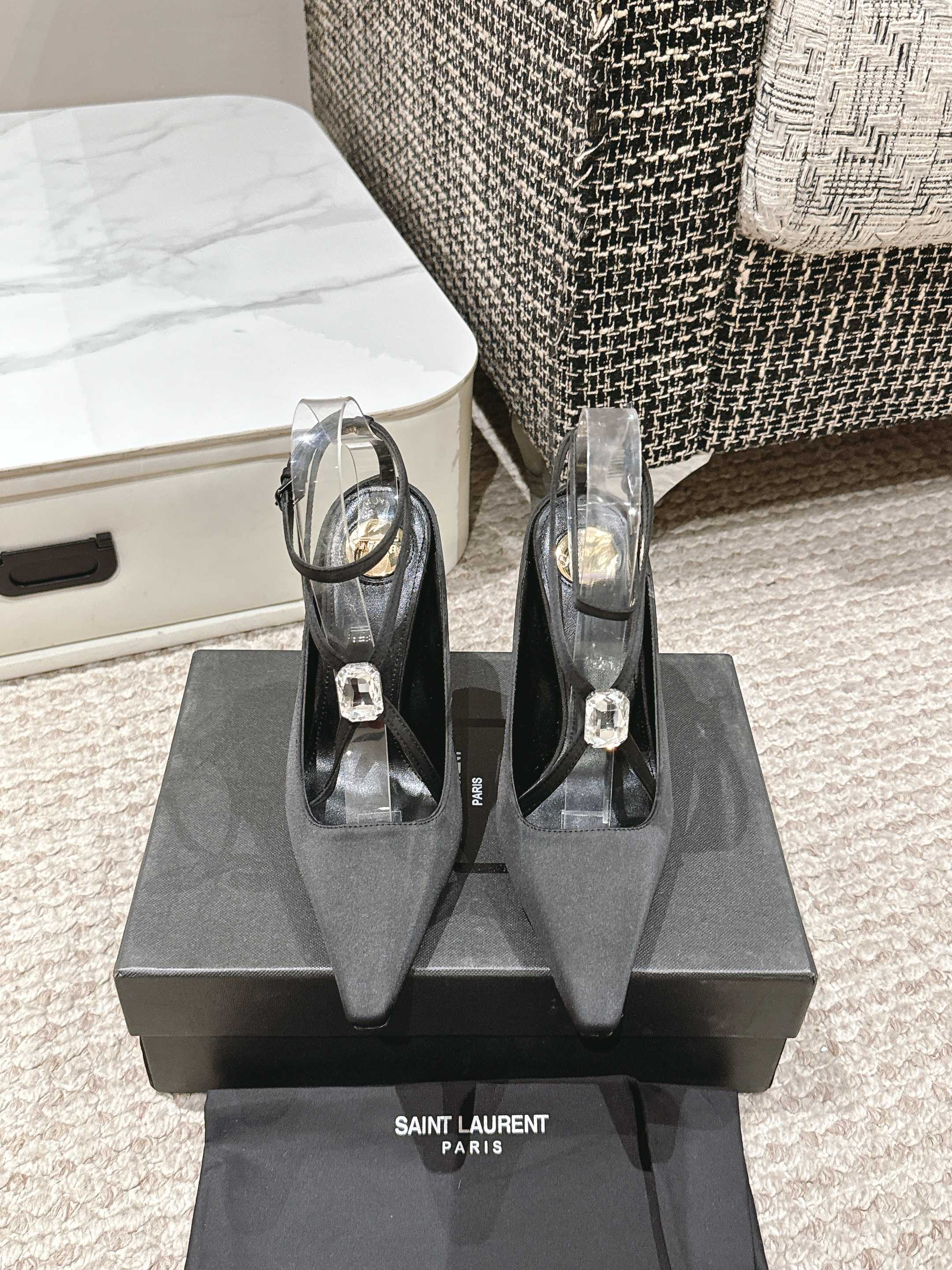 NO:236349,SAINT LAURENT YSL 25 Year of the Snake New Crossed Rhinestone High Heel Sandals, The Beautiful Beautiful High Heels of the Young Lady, Elegant, Charming, Sexy, Full of Femininity!  Upper silk   super flashing rhinestones, inner lining/foot pad sheepskin, outsole, Italian leather outsole, heel height 10cm, size 35-39 (40 custom made, non-return and exchange), sandals, saint laurent, saint laurent, sandals, high heels, sheepskin, real silk, Leather soles19860909SAINT LAURENT YSL 25年蛇年新款交叉带水钻高跟凉鞋 小姐姐的美丽尤物高跟鞋 优雅迷人性感 女人味十足！ 鞋面真丝 超闪水钻 内里/垫脚羊皮 大底意大利真皮大底 跟高10cm 尺码35-39（40定做不退换）,凉鞋,saint laurent,saint laurent,sandals,high heels,sheepskin,real silk,Leather soles,Women's Shoes