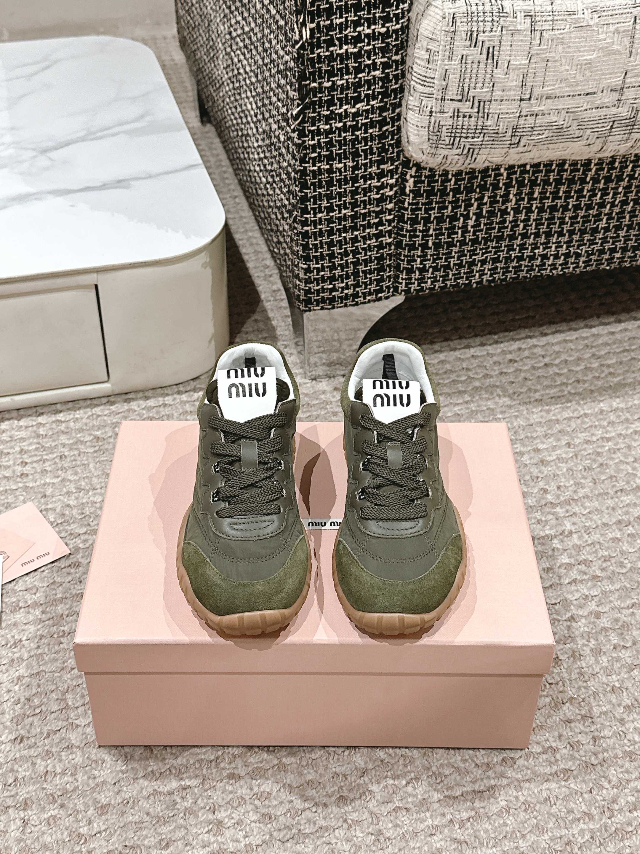 NO:236362,/#Mu Miu's new spring and summer style cookie shoes Forrest Gump shoes casual sneakers miumiu latest hits avant-garde and bold design. Miu Miu style is integrated with the simple lines of this thick-soled canvas sneaker. The chic logo is decorated on the tongue and back of the shoe, embellished with retro design, adding iconic elements!  Thick sole design defines avant-garde modern style. Original custom fabric/beef velvet. Original imported soft lamb wool. Original open molded anti-slip rubber outsole. Sole thickness is about 4.5cm. Size35-40 (40 customization is not returned or exchanged), casual shoes/sports shoes, miumiu, sneakers19860909/#缪缪春夏新款 饼干鞋 阿甘鞋休闲运动鞋 miumiu最新爆款 前卫大胆的设计,Miu Miu风格融于此款厚底帆布运动鞋的简约线条, 别致徽标饰于鞋舌与背面,点缀复古设计,平添标志性元素！厚底设计定义前卫的现代风格 面料原版定制布料/牛反绒 内里原版进口柔软羊羔毛 鞋底原版开模防滑橡胶大底 底厚约4.5cm Size35-40（40定制不退换）,休闲鞋/运动鞋,miumiu,sneakers,Women's Shoes