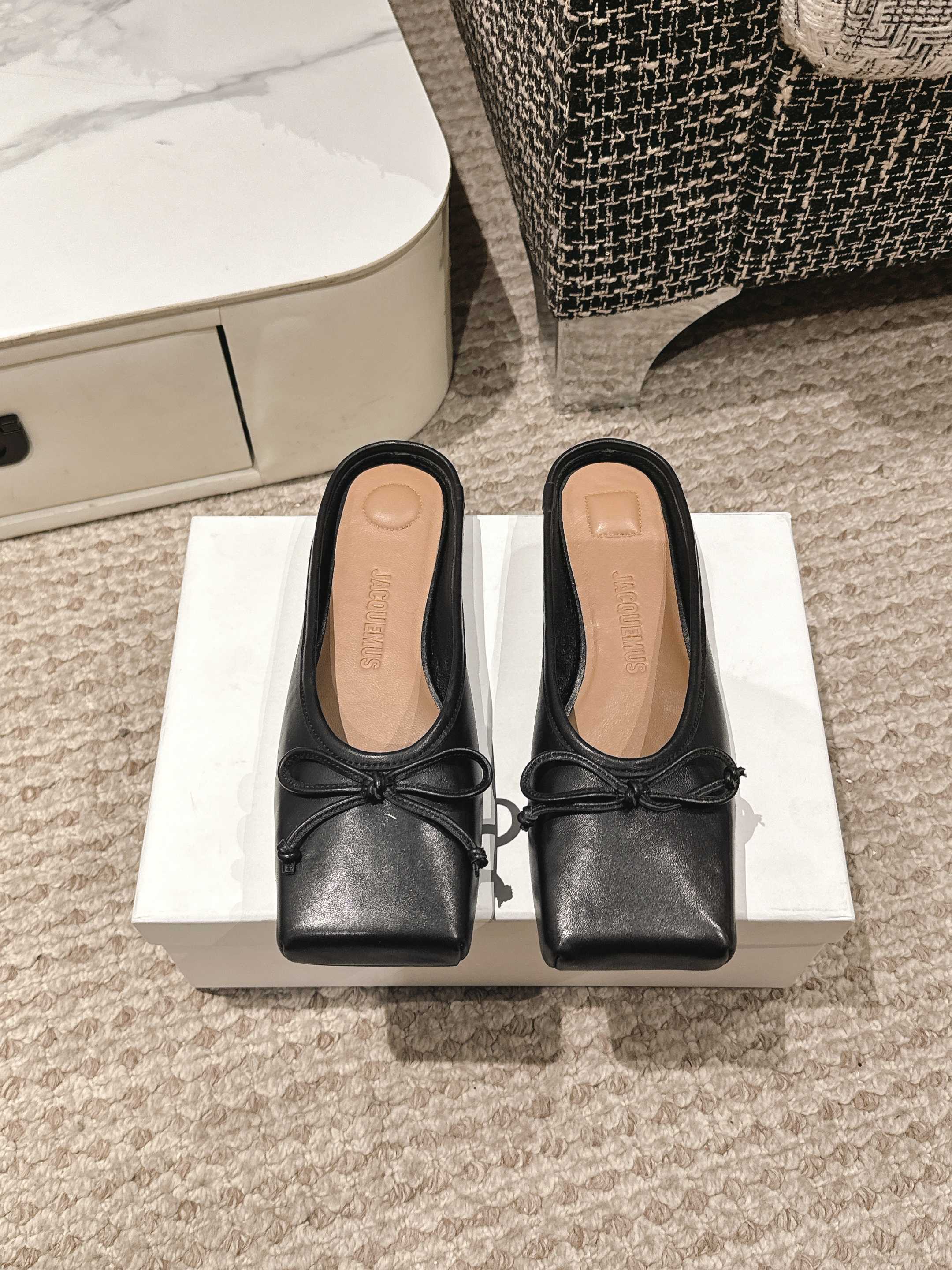 NO:260782,jacquemus 25/Spring and summer new square head bow semi-torched square head design is really fashionable!  Jeans and small skirts are no problem!  Coco lovely without a head, boxy, a must-have for fashionable talent!  Soft cowhide upper, inner sheepskin, outsole, genuine leather, size 35-40 (40 custom made, no return or exchange), semi-shoe shoes, skirts, jeans, cowhide, sheepskin, Leather soles19860909jacquemus 25/春夏新款方头蝴蝶结半拖 方头设计真的好时髦！牛仔裤 小裙子搭配不在话下！可可爱爱没有脑袋 四方方的 时髦精必入的一款！ 鞋面软牛皮 内里羊皮 大底真皮大底 码数35-40（40定制不退换）,半拖单鞋,skirts,jeans,cowhide,sheepskin,Leather soles,Women's Shoes