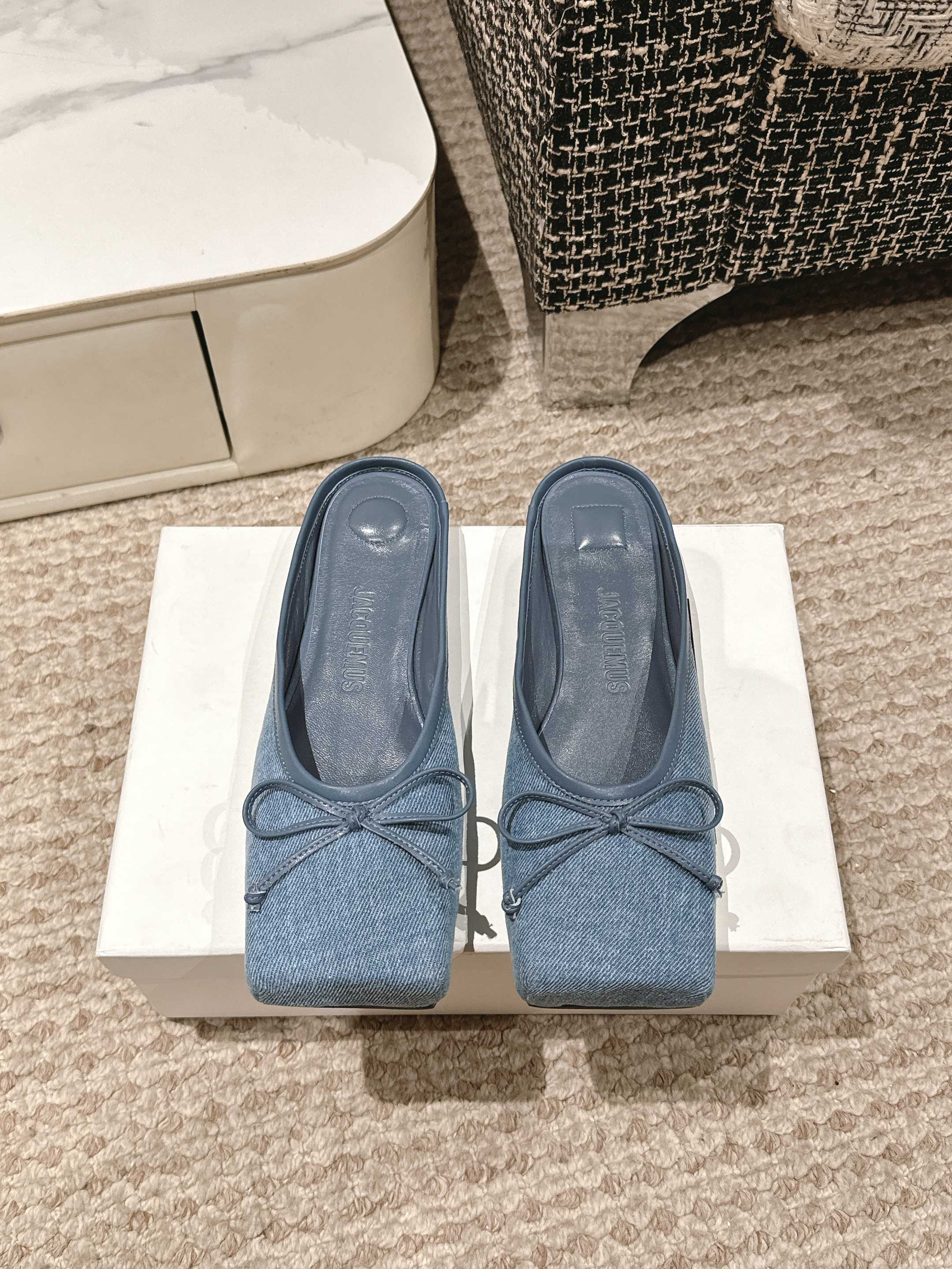 NO:260783,jacquemus 25/Spring and summer new square head bow semi-torch/single shoes The square head design is really fashionable!  Jeans and small skirts are no problem!  Coco lovely without a head, boxy, a must-have for fashionable talent!  Soft cowhide upper, inner sheepskin, outsole, genuine leather, size 35-40 (40 custom made, no return or exchange), semi-shoe shoes, skirts, jeans, cowhide, sheepskin, Leather soles19860909jacquemus 25/春夏新款方头蝴蝶结半拖/单鞋 方头设计真的好时髦！牛仔裤 小裙子搭配不在话下！可可爱爱没有脑袋 四方方的 时髦精必入的一款！ 鞋面软牛皮 内里羊皮 大底真皮大底 码数35-40（40定制不退换）,半拖单鞋,skirts,jeans,cowhide,sheepskin,Leather soles,Women's Shoes