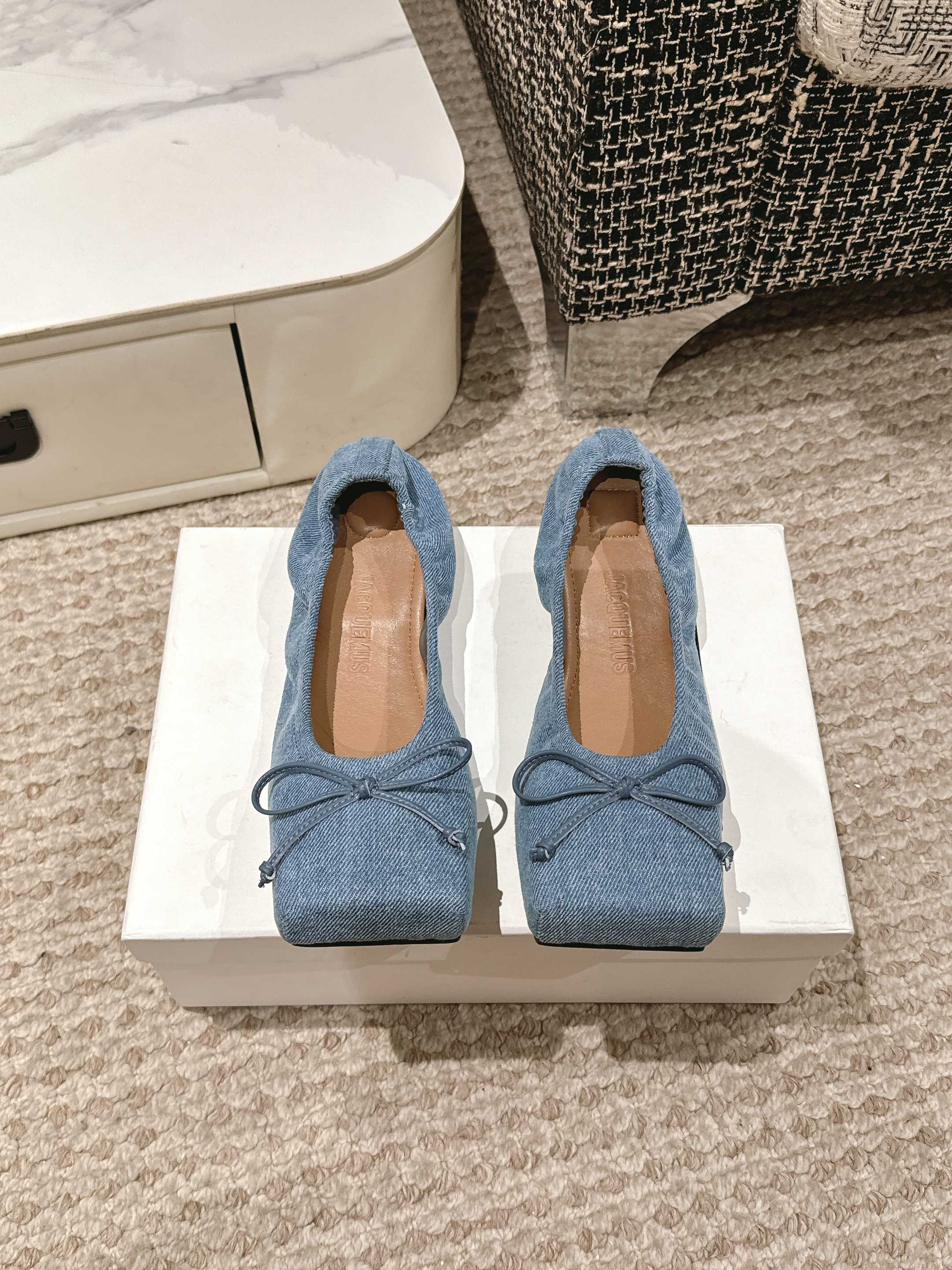 NO:260784,jacquemus 25/Spring and Summer New Square-toe Bow Single Shoes The square-toe design is really fashionable!  Jeans and small skirts are no problem!  Coco lovely without a head, boxy, a must-have for fashionable talent!  Soft cowhide upper, inner sheepskin, outsole, genuine leather, size 35-40 (40 custom made, no return or exchange), semi-shoe shoes, skirts, jeans, cowhide, sheepskin, Leather soles19860909jacquemus 25/春夏新款方头蝴蝶结单鞋 方头设计真的好时髦！牛仔裤 小裙子搭配不在话下！可可爱爱没有脑袋 四方方的 时髦精必入的一款！ 鞋面软牛皮 内里羊皮 大底真皮大底 码数35-40（40定制不退换）,半拖单鞋,skirts,jeans,cowhide,sheepskin,Leather soles,Women's Shoes