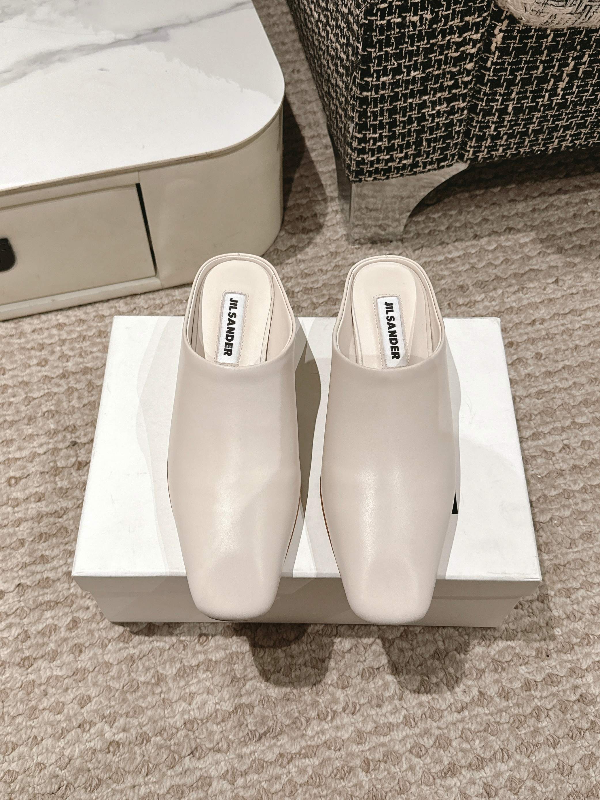 NO:260779,Jilsander's new spring and summer Muller semi-slippers. The latest and most popular items on the entire network are really absolutely amazing. I really love it. The exclusive original version of the Wang Biao Kaikai Series is developed one-to-one, and all the details and materials are absolutely in place!  The inner height is 4.5cm, a blessing for small girls! The upper is made of custom cowhide, the inner foot pad is water-dyed cowhide, and the original leather is large and large sole!  Heel height 4.5cm Number of codes: 35-41 (customized by 40/41), semi-drag, jil sander, slippers, cowhide19860909Jilsander 春夏新品穆勒半拖拖鞋 全网最新最火爆单品上脚真的绝绝的,真心大爱,王炸开挂系列独家原版一比一开发,所有细节材料绝对到位！内增高4.5cm,小个子女生的福音! 鞋面采用定制牛皮 内里垫脚水染牛皮 原版真皮大大底！ 跟高4.5cm 码数:35-41（40/41定做）,半拖,jil sander,slippers,cowhide,Women's Shoes