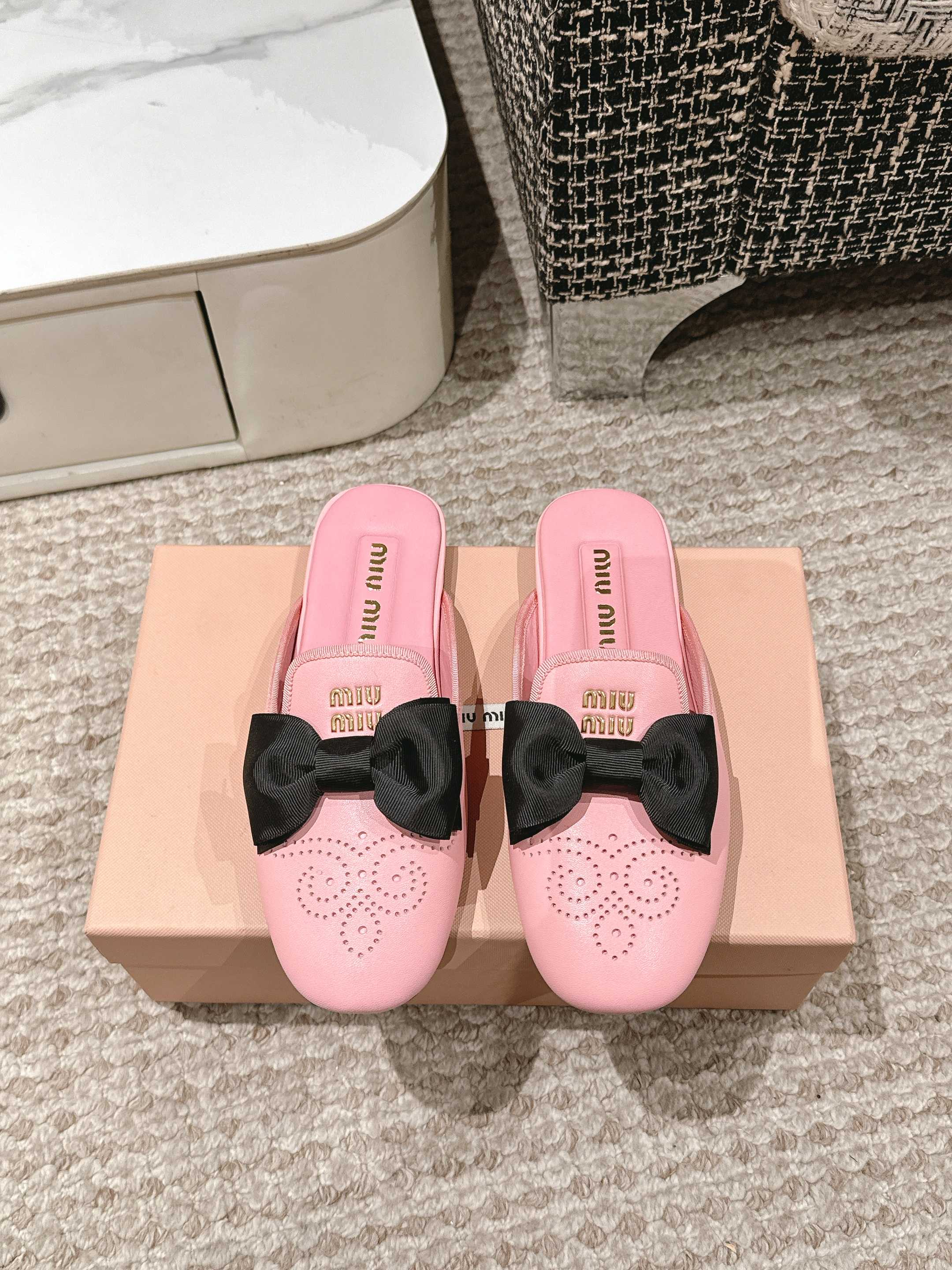 NO:236341,Miu Miu | Miu Miu 25/Early Spring New Products The counter focuses on the latest catwalk style, with a bow retro Mary Jane flat bottom semi-drag hot new!   The high-quality products of Miao family, top-level craftsmanship creates a sense of precision quality, invincible comfort, and is definitely a love-loving model at first sight!  Fashionable and versatile, a must-have for everyone!  Top-grade calf wrinkled cowhide/Yangjing lining: imported sheepskin lining, original molded and large sole size: 35-39 (40.41 custom made without return), Mary Zhen, miumiu, mary jane, cowhide, sheepskin, sheep19860909Miu Miu | 缪缪 25/早春新品 专柜主打最新走秀款 蝴蝶结复古玛丽珍平底半拖火爆上新！  缪家高货 顶级工艺打造精品质感 无敌舒适 绝对是一见钟情款！时尚百搭,人手必备！ 鞋面顶级头层小牛皱牛皮/羊京 内里: 进口羊皮里 大底原版开模大底 码数: 35-39(40.41定制不退换）,玛丽珍,miumiu,mary jane,cowhide,sheepskin,sheep,Women's Shoes