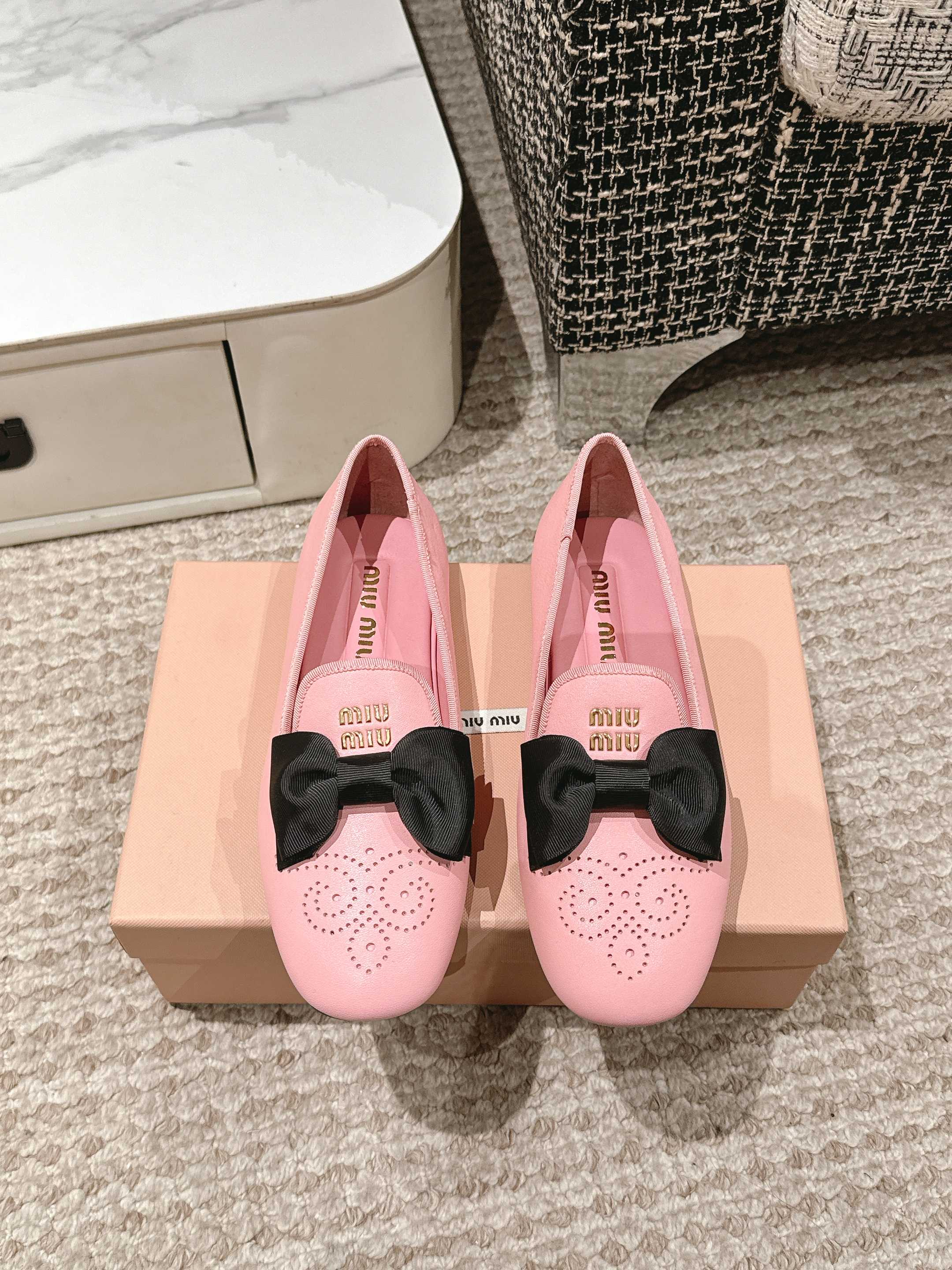 NO:236344,Miu Miu | Miu Miu 25/New early spring product, the counter focuses on the latest catwalk style, and the bow-tie retro Mary Jane flat shoes are popular!   The high-quality products of Miao family, top-level craftsmanship creates a sense of precision quality, invincible comfort, and is definitely a love-loving model at first sight!  Fashionable and versatile, a must-have for everyone!  Top-grade calf wrinkled cowhide/Yangjing lining: imported sheepskin lining, original molded and large sole size: 35-39 (40.41 custom made without return), Mary Zhen, miumiu, mary jane, cowhide, sheepskin, sheep19860909Miu Miu | 缪缪 25/早春新品 专柜主打最新走秀款 蝴蝶结复古玛丽珍平底单鞋火爆上新！  缪家高货 顶级工艺打造精品质感 无敌舒适 绝对是一见钟情款！时尚百搭,人手必备！ 鞋面顶级头层小牛皱牛皮/羊京 内里: 进口羊皮里 大底原版开模大底 码数: 35-39(40.41定制不退换）,玛丽珍,miumiu,mary jane,cowhide,sheepskin,sheep,Women's Shoes