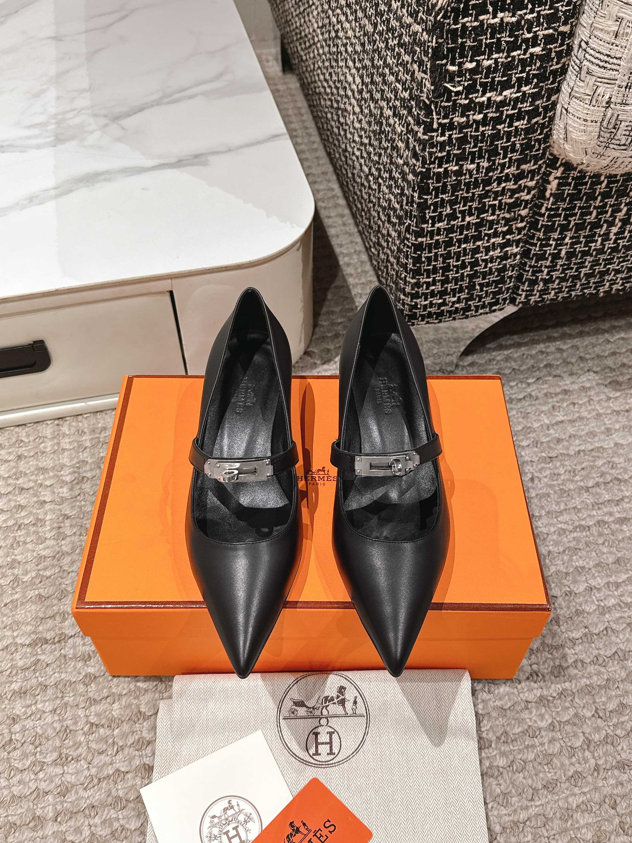 NO:229257,#Top version Hermes 25/New Kelly buckle pointed-toe shoes This season is so beautiful that it is super versatile and fashionable old money style. Super comfortable to wear. It feels high-end at will. Original calfskin in the upper, inner sheepskin, outsole, Italian leather outsole, heel height 4cm Size#35-40 (40 custom made without return or exchange), sandals, hermes, hermes, sandals, cowhide, sheepskin, Leather soles19860909#顶级版本 Hermes 爱马仕 25/新款Kelly扣尖头单鞋 这一季的美到心坎里了 超级百搭时髦的老钱风 上脚超级舒适 随意穿出高级感 鞋面原版小牛皮 内里羊皮 大底意大利真皮大底 跟高4cm Size#35-40（40定做不退换）,凉鞋,hermes,hermes,sandals,cowhide,sheepskin,Leather soles,Women's Shoes