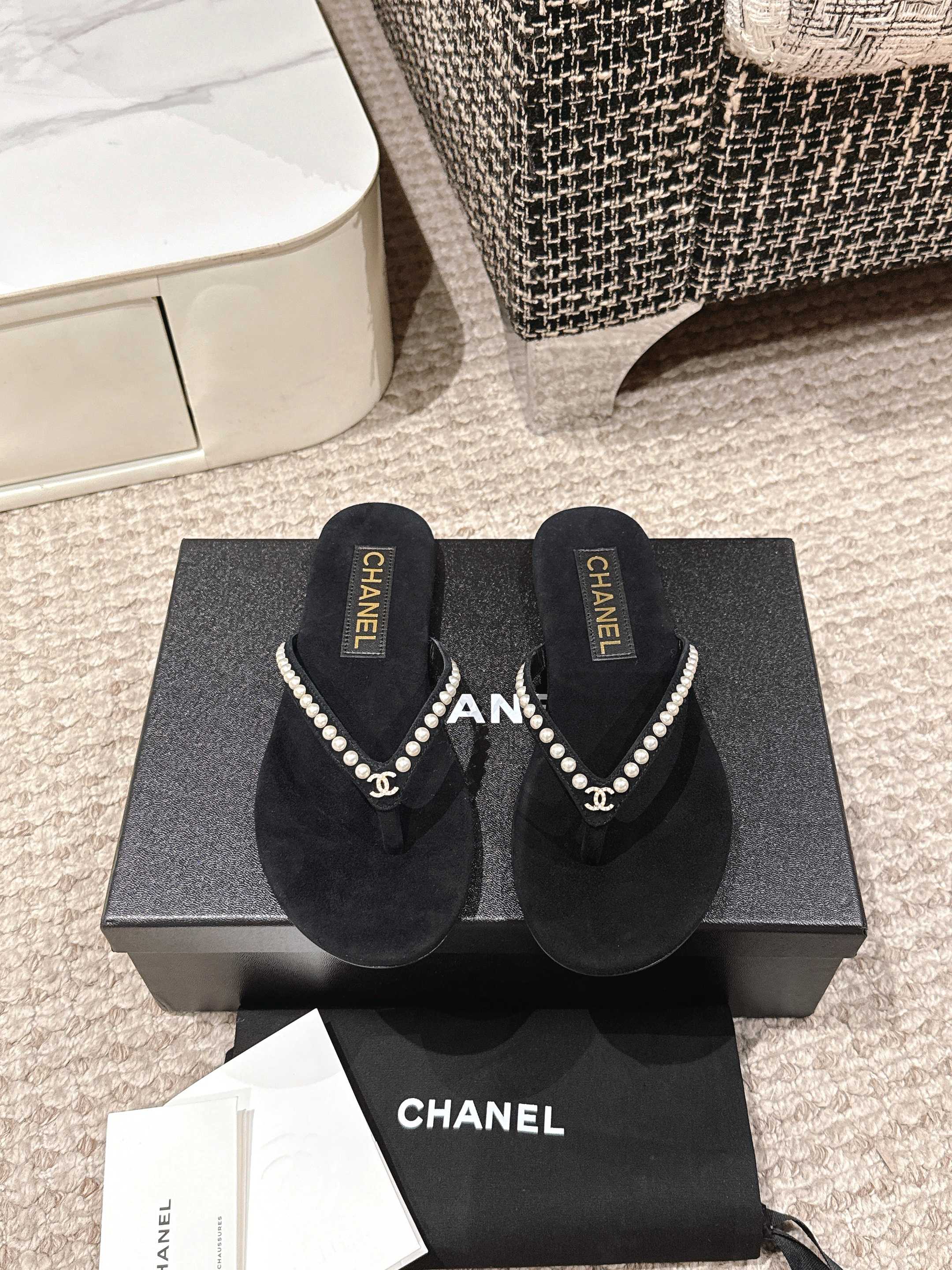 NO:260776,!  Top quality!  Channel purchasing level!  CHANEL 25 Spring and Summer Little Flavor New Pearl Flip-Flops Drag The original version is purchased as soon as possible!  All 11 customized pearls and diamond buckle decorations!  25C new product foot-climbing flip flops! This series is really amazing, how can it be so beautiful! In summer, it is really invincible with salt and sweet~ Xiaoxiang girl's thin-belt sandals! This fashionable feeling is at a glance, and it turns out that the end of sandals is flip flops! The velvet thin-belt is so textured, and it is very delicate with a small pearl on it. It feels so comfortable to wear. In summer, foot-climbing slippers, versatile and slimming style, a slipper with a superb appearance, is a very beautiful pairing!  Lazy slippers are worth recommending!  The upper is made of imported delicate Yangjing, inner sheepskin, delicate foot pads, very skin-friendly and comfortable. Italian imported original color genuine leather outsole. Size: 35-40 (40 custom made without return and exchange) with original packaging, split-toed shoes, chanel, chanel, sandals, slippers, sheepskin, sheep, Leather soles19860909！顶级品质！渠道代购级别！CHANEL 香奈儿25春夏小香新款珍珠夹脚人字拖拖 原版第一时间购入定制！全部11定制珍珠、钻扣饰！25C新品夹脚人字拖鞋!这一系列这真的是绝了怎么会这么美!夏天真的是无敌搭配可盐可甜~ 小香女孩的细带凉拖!这时髦感一眼爱住,果然凉鞋的终点就是人字拖!丝绒细带好有质感,上面带了个小珍珠很精致~穿起来脚感好舒服 夏季夹脚拖鞋、百搭显脚瘦气质款,颜值爆棚的一款拖鞋,任意搭配都很绝！懒人拖鞋值得推荐！ 鞋面采用进口细腻羊京 内里羊皮 垫脚细腻羊京 非常亲肤,舒服 意大利进口原色真皮大底 码数:35-40（40定做不退换） 配原版包装,分趾鞋,chanel,chanel,sandals,slippers,sheepskin,sheep,Leather soles,Women's Shoes