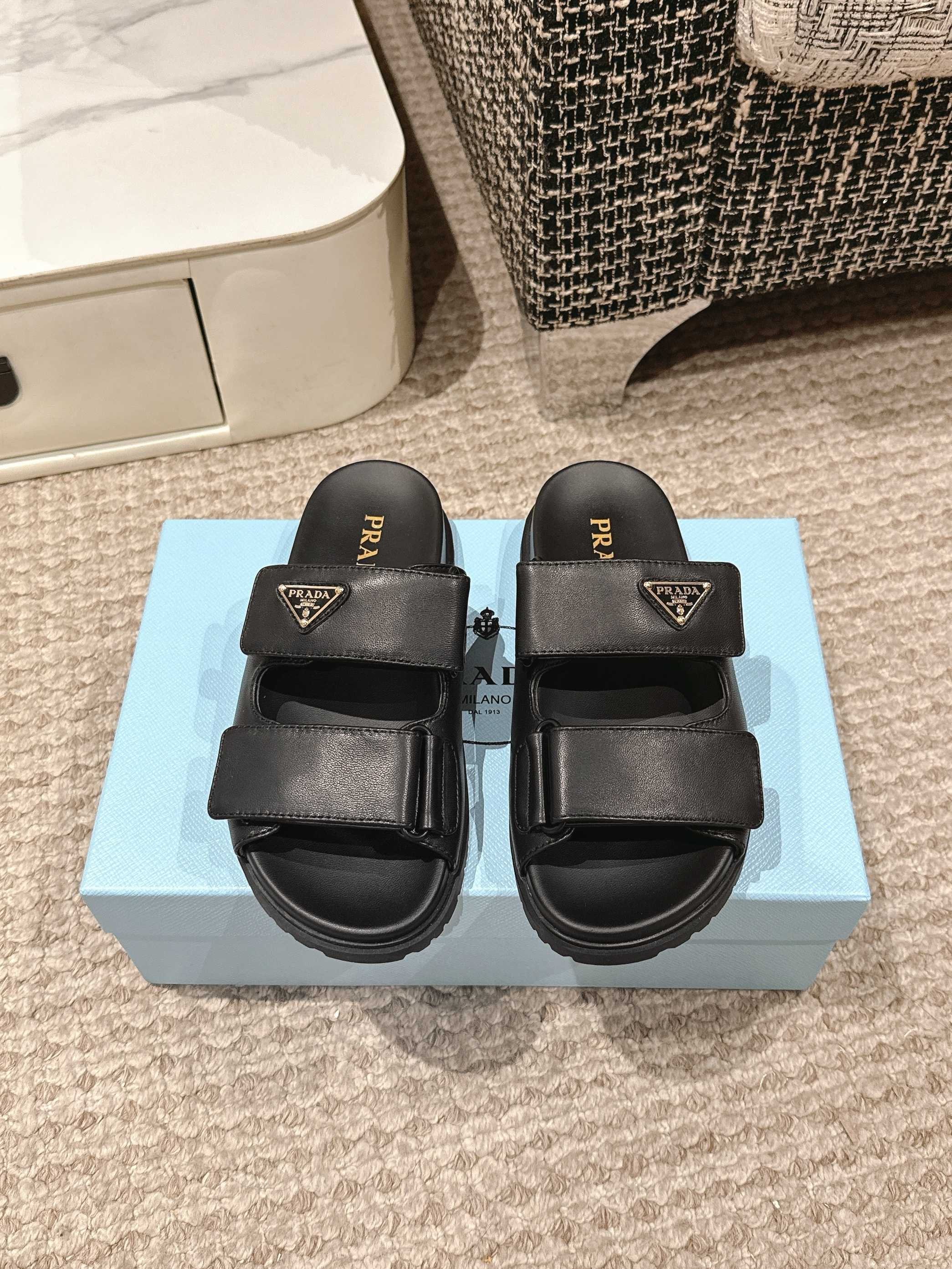 NO:229262,Purchase-Agent Prada Prada 2025 Spring and Summer New Sandals Make the whole pair of shoes light and comfortable, bright colors, satisfying a variety of choices for fashionable people in different styles!  The iconic metal triangle logo is matched with the ancient beach sandals, and every design element is on the trendy point!  Size#35-42 (40, 41, 42 custom made without return or exchange), slippers, prada, prada, sandals, slippers19860909代购级 prada普拉达2025春夏新款凉鞋 让整双鞋轻便舒适 鲜艳色彩 满足不同风格时髦人士的多种选择！ 标志性金属三角标搭配古沙滩凉鞋造型,每一个设计元素都踩在时髦点上！ Size#35-42（40、41、42订做不退换）,拖鞋,prada,prada,sandals,slippers,Women's Shoes