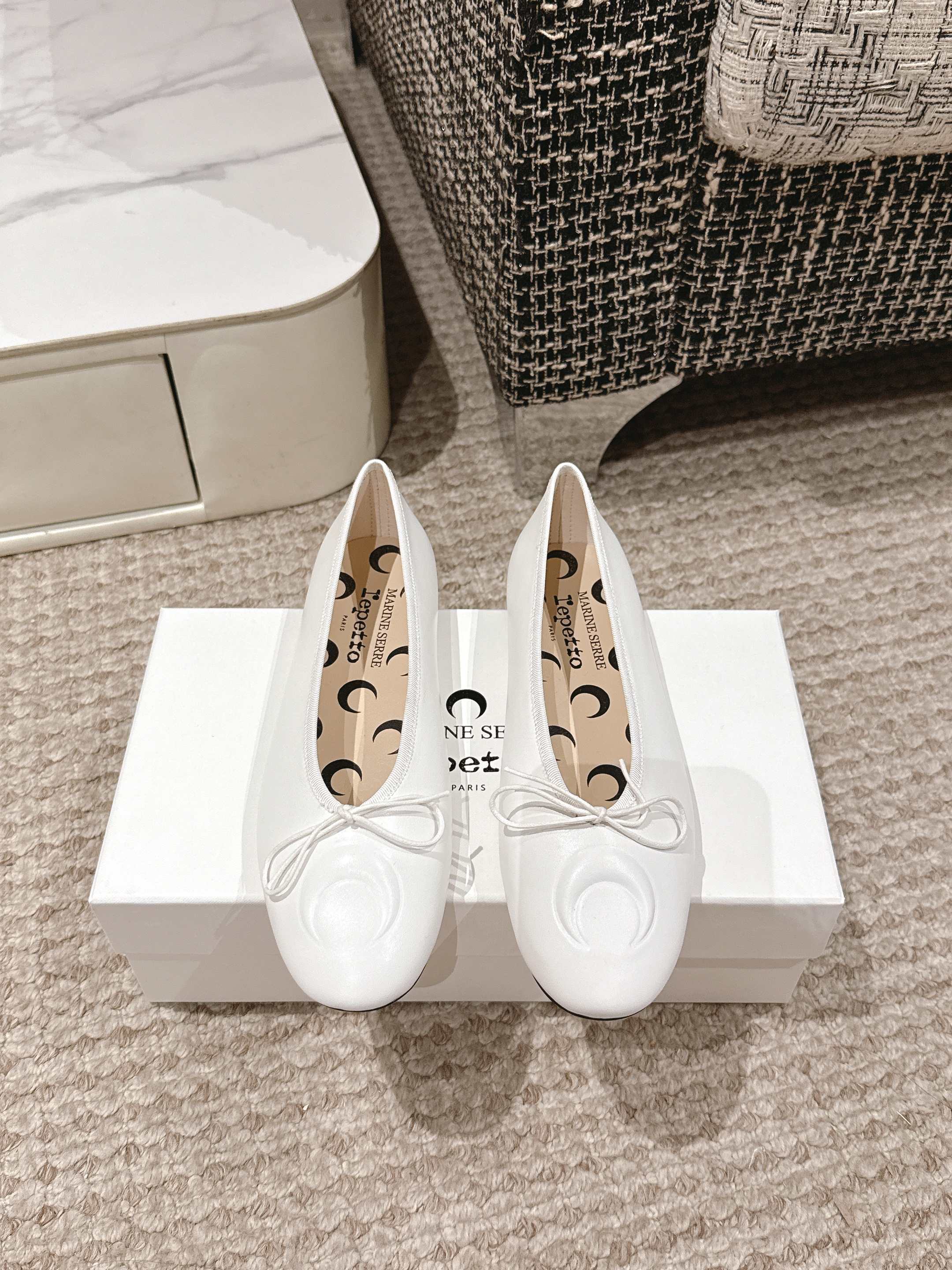 NO:261575,Marine serre x Repetto 25/ Early spring co-branded style Crescent print shallow mouth ballet shoes Single shoes Marine serre's moon ballet shoes this year will definitely not disappoint you. All the stars are getting on their feet, and it is inevitable that fire is on the road!  The moon logo is printed inside the toe and insole!  It feels comfortable and slimming on your feet. It looks good with whatever you want!  Fairies, limited edition (limited quantity) original imported cowhide, inner sheepskin Size35-40 (40 custom made without return) p rubber sole, ballet shoes, cowhide, sheepskin19860909Marine serre x Repetto 25/ 早春 联名款 月牙印花浅口 芭蕾舞鞋 单鞋 Marine serre今年的月亮芭蕾舞鞋绝对不会让你失望 ,各大明星纷纷上脚 ,火是必然的 在路上！鞋头和鞋垫里面都印了月亮的标志！ 上脚脚感舒适显瘦 配啥啥好看哈！ 仙女们冲 限量款（数量有限） 鞋面原版进口牛皮 内里羊皮 Size35-40（40定制不退换） p橡胶底皮底,芭蕾舞鞋,cowhide,sheepskin,Women's Shoes