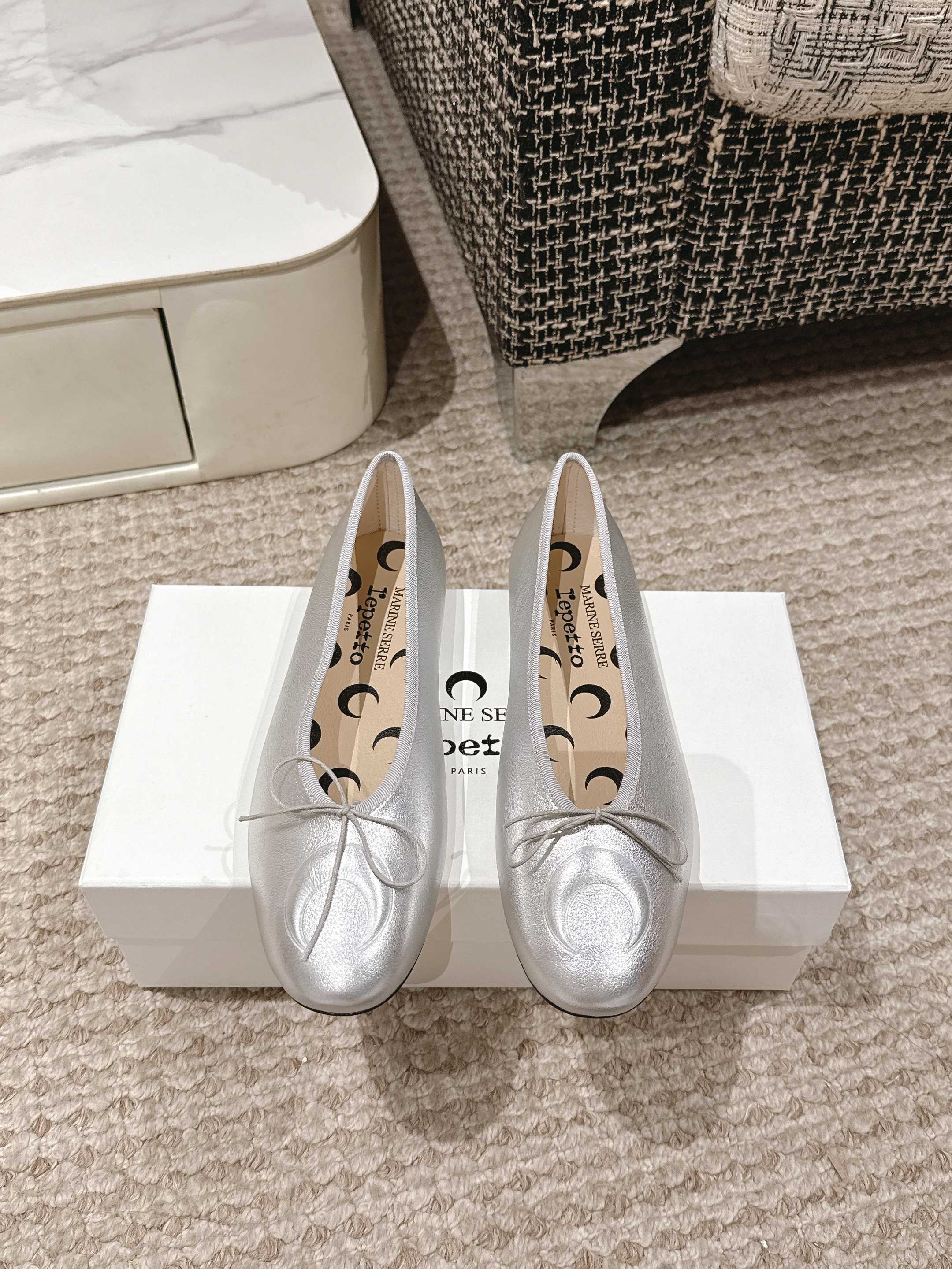 NO:225911,Marine serre x Repetto 25/ Early spring co-branded style Crescent print shallow mouth ballet shoes Single shoes Marine serre's moon ballet shoes this year will definitely not disappoint you. All the stars are getting on their feet, and it is inevitable that fire is on the road!  The moon logo is printed inside the toe and insole!  It feels comfortable and slimming on your feet. It looks good with whatever you want!  Fairies, limited edition (limited quantity) original imported cowhide, inner sheepskin, original genuine leather sole, Size35-40 (40 custom made, no return or exchange), ballet shoes, cowhide, sheepskin, Leather soles19860909Marine serre x Repetto 25/ 早春 联名款 月牙印花浅口 芭蕾舞鞋 单鞋 Marine serre今年的月亮芭蕾舞鞋绝对不会让你失望 ,各大明星纷纷上脚 ,火是必然的 在路上！鞋头和鞋垫里面都印了月亮的标志！ 上脚脚感舒适显瘦 配啥啥好看哈！ 仙女们冲 限量款（数量有限） 鞋面原版进口牛皮 内里羊皮 鞋底原版真皮大底 Size35-40（40定制不退换）,芭蕾舞鞋,cowhide,sheepskin,Leather soles,Women's Shoes