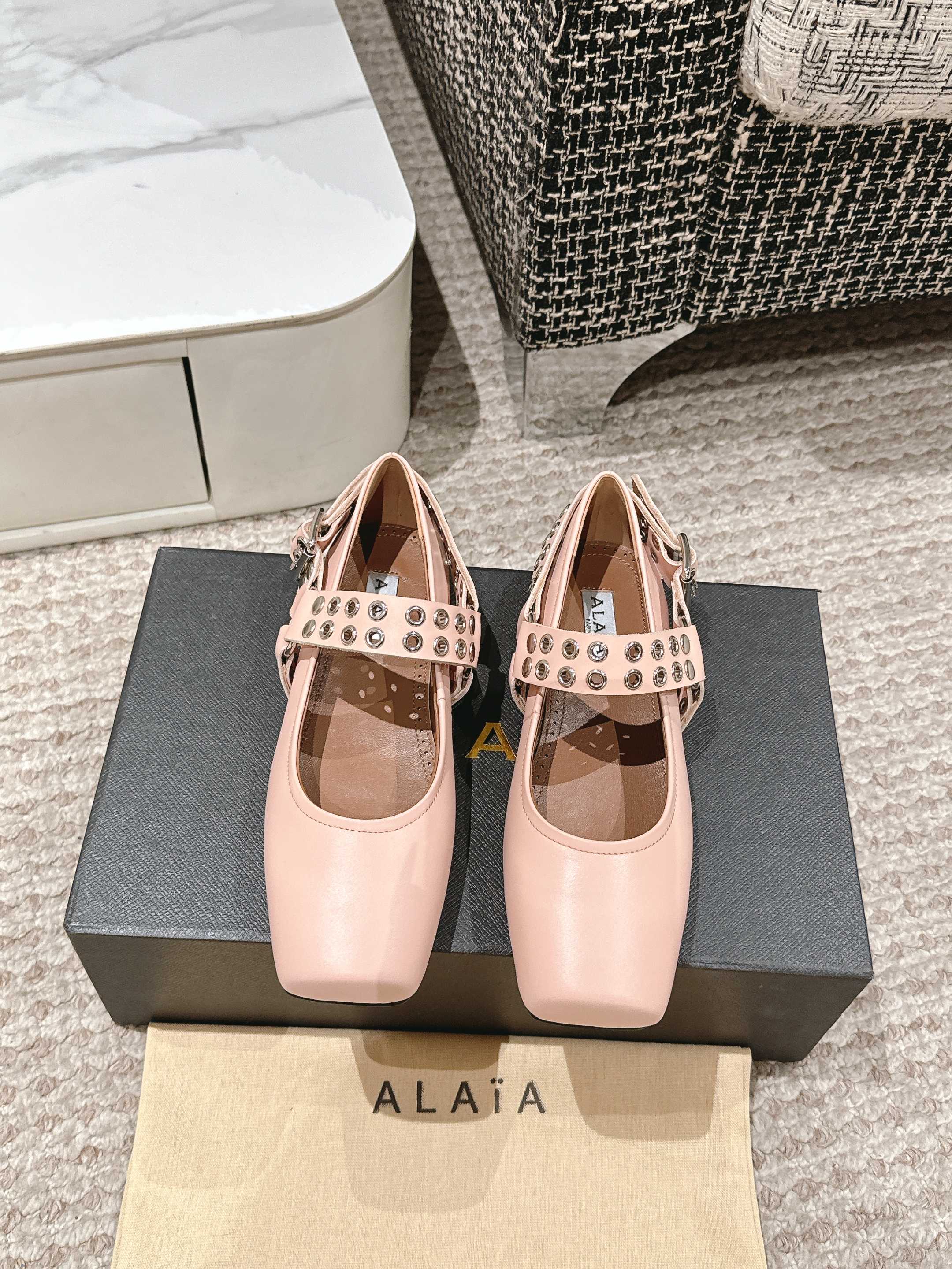 NO:229249,Alaia 25 Fw square-toe ballet shoes. The metal hole-hole design feels full, and the buckle adds a cute atmosphere. It is very suitable for sweet and cool girls with soft and romantic square-toe shoes. The traditional ballet style has more possibilities for display and can be combined with contemporary fashion. The ballet elements with full femininity are more than one style. They are both rigid and soft, both elegant and powerful, which is the best way to open ballet shoes. Imported sheepskin upper, inner lining, Italian genuine leather sole, Size#35-42 (40 41 42 custom made, non-return and exchange), ballet shoes, alaia, sheepskin19860909Alaia 25 Fw方头芭蕾舞鞋 金属洞洞眼设计感十足,一字搭扣又增添了可爱的氛围.非常适合甜酷风女孩具有柔美浪漫气息的方头单鞋,传统的芭蕾风格具有了更多施展的可能性,也更能与当代时尚结合. 女性气质十足的芭蕾元素可不只一种风格,刚柔并济,既优雅又有力量,才是芭蕾舞鞋最好的打开方式. 鞋面进口绵羊皮 内里羊皮内里 鞋底意大利真皮鞋底 Size#35-42（ 40 41 42订做不退换）,芭蕾舞鞋,alaia,sheepskin,Women's Shoes