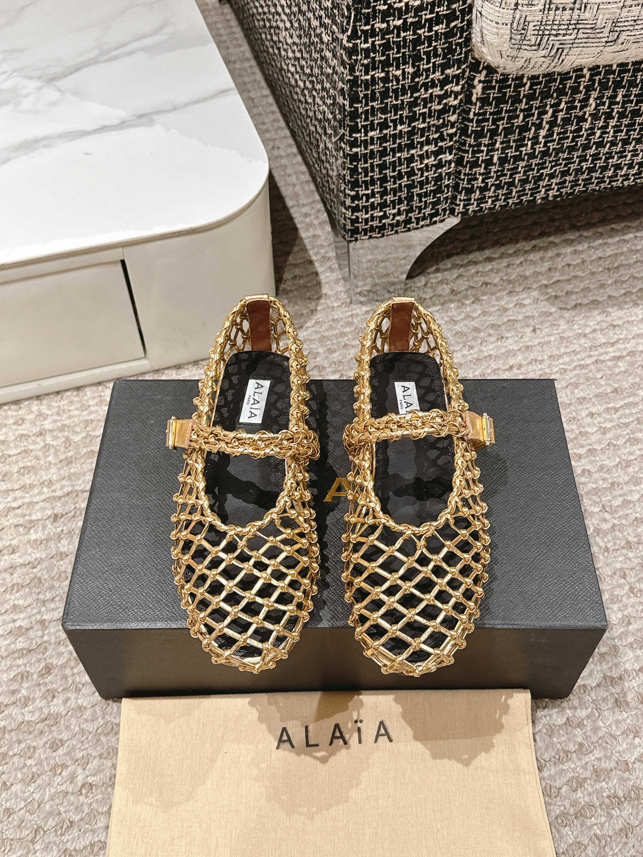 NO:229251,ALAIA 25/ Spring and Summer Latest Hollow woven shoes Paris fashion industry and the world are well-known Victoria Beckham, Michelle Obama, Ladygaga, Madonna, are all admirers and top fans of ALAA. Original braided upper surface, footbed sheepskin, original open molded rubber sole Size#35-42 (40 41 42 custom made without return), ballet shoes, alaia, sheepskin19860909ALAIA 阿莱亚 25/ 春夏 最新 镂空编织鞋 巴黎时装界以及全世界都享有盛誉维多利亚贝克汉姆,米歇尔奥巴马,Ladygaga ,麦当娜, 都是ALAA的崇拜者和头号粉丝 鞋面原版编织面 垫脚羊皮 鞋底原版开模橡胶底 Size#35-42（40 41 42订做不退换）,芭蕾舞鞋,alaia,sheepskin,Women's Shoes