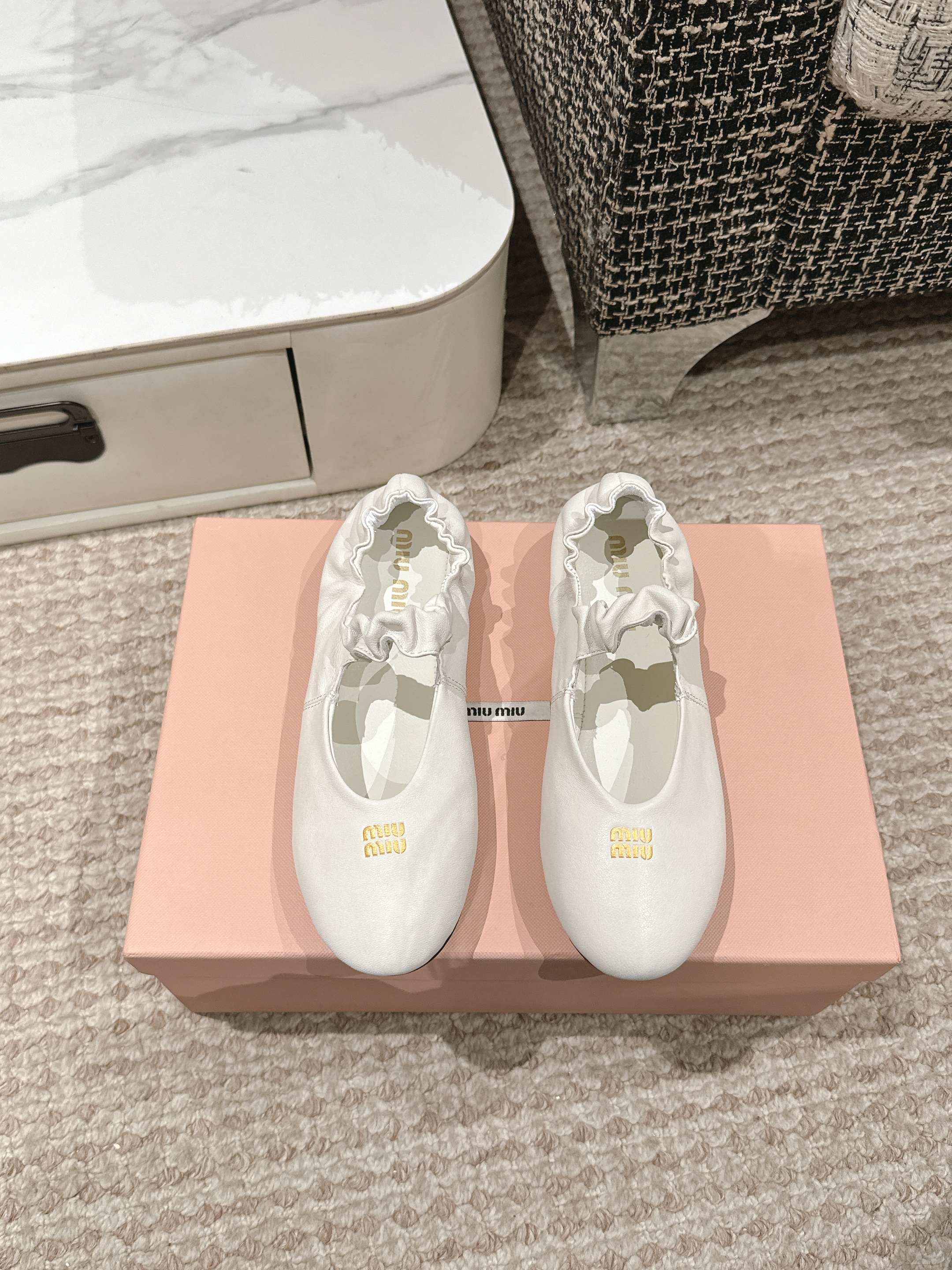 NO:225934,#Top version Miu Miu Miu 25/Spring and Summer New Pleated Ballet Shoes The 25 Spring and Summer Series launches new pleated ballet shoes. This pair of ballet flats is full of retro atmosphere, and is made of special old-fashioned treatment of Napa leather, and is printed on the toe with a unique golden LOGO to embellish the overall design. Ballet shoes that combine elegance and retro temperament are light and age-reducing, suitable for matching with various styles!  Imported sheepskin upper, water-dyed sheepskin inner lining, original open mold latex outsole Size#35-40 (40 custom made without return or exchange), ballet shoes, miumiu, flats, sheepskin19860909#顶级版本 Miu Miu缪缪 25/春夏新款 褶皱 芭蕾舞鞋  25春夏系列推出新款褶皱芭蕾鞋,这双芭蕾平底鞋充满复古气息,采用纳帕皮革的特殊做旧日处理,并配以独特的金色LOGO印在鞋头,点缀整体设计 集优雅和复古气质为一体的芭蕾鞋,轻盈又减龄,适合搭配各种造型！ 鞋面进口绵羊皮 内里水染羊皮里 大底原版开模乳胶大底 Size#35-40（40订做不退换）,芭蕾舞鞋,miumiu,flats,sheepskin,Women's Shoes