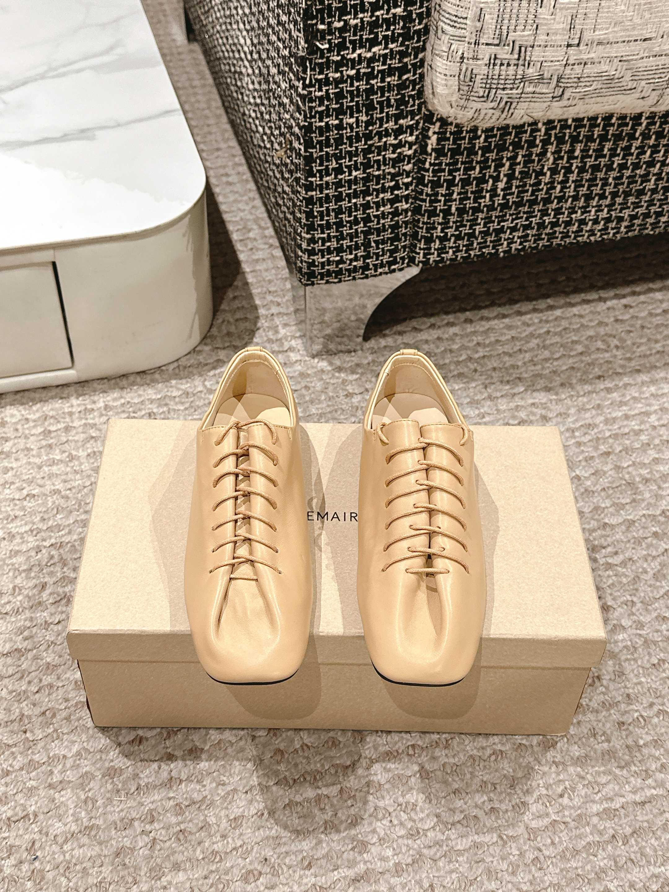 NO:256239,Lemaire 25/ Paris Niche New Lace-up Square Toe Single Shoes Derby Shoes A pair of super comfortable and soft Derby Shoes Falling in love with lemaire's derby shoes at first sight, I will never forget it and will echo. The classic black and white color is released, and the beige color is released. The sole is relatively thin, and the back foot is made of sponge pads and comfortable feet. It is said that it is a shoe that can be runaway!  Mixed sheepskin upper, comfortable foot pads, outsole, Italian leather outsole, Size#35-41 (40.41 custom made, non-return, exchange), loafers, loafers, sheepskin, Leather soles19860909Lemaire 25/ 巴黎小众 早春新款系带方头 单鞋 德比鞋 一双超级舒服超级软的德比鞋 对lemaire的德比鞋一见钟情,念念不忘必有回响.出了经典黑白色又出了这个米黄色 鞋底比较薄,后脚那里做了海绵垫上脚舒适,据说是可以暴走的鞋子！ 鞋面混种羊皮 垫脚舒适绵羊皮 大底意大利真皮大底 Size#35-41（40.41定做不退换）,乐福鞋,loafers,sheepskin,Leather soles,Women's Shoes