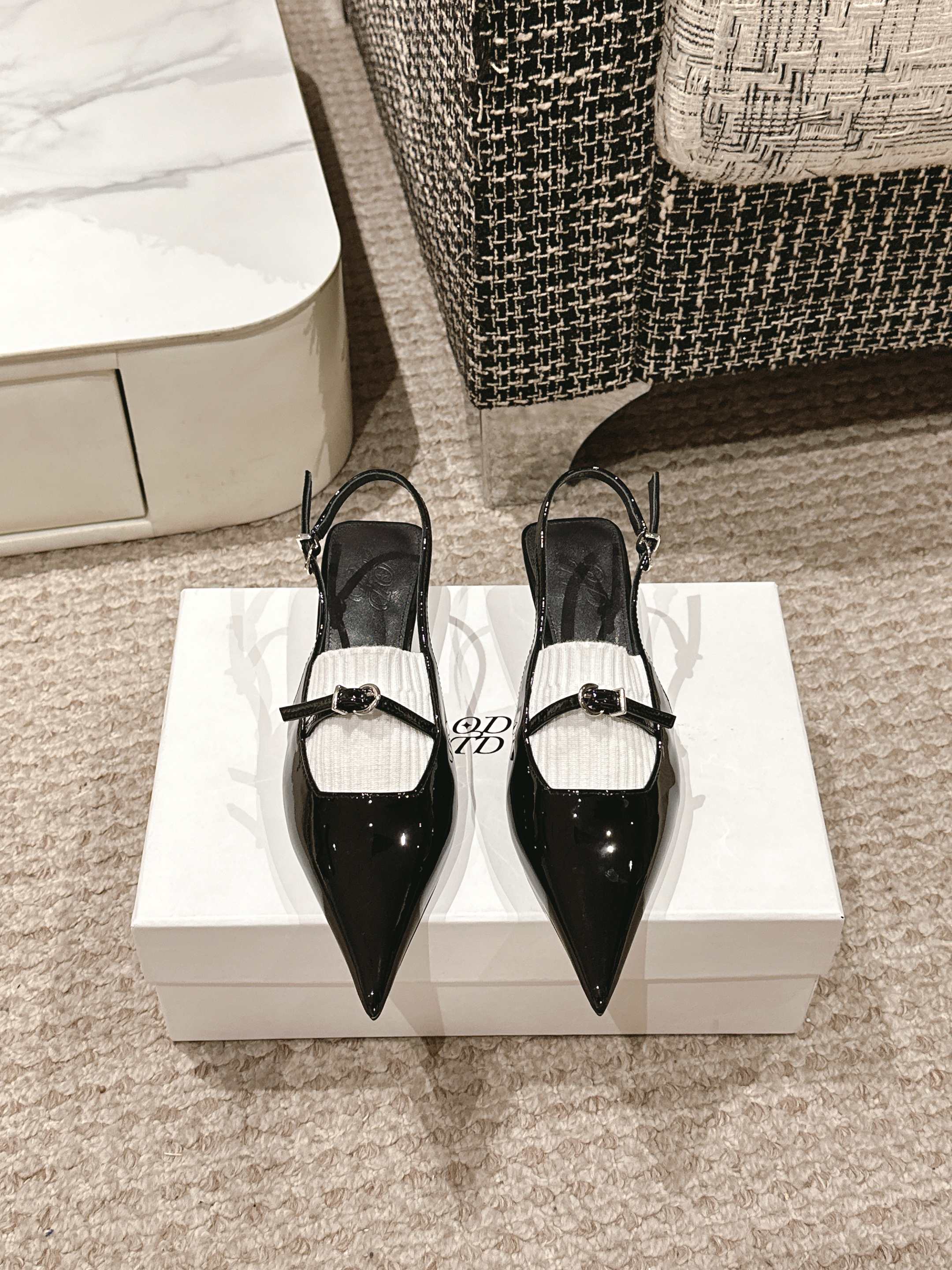 NO:225905,ODTD trendy brand 25/ Spring and summer new style knitted wool socks spliced ​​cat heel pointed toe single shoe sandals Simple outline design Explain the wonderful fusion of nature and fashion wool decoration Form a unique design with soft leather Must-have Upper: Customized beef patent leather spliced ​​knitted wool Inner: Foot-up sheepskin Outsole: Original rubber non-slip outsole Heel height: 2.5cm Size: #35-41 (40.41 custom made without return) With original packaging, high heels sandals, sandals, high heels, sheepskin19860909ODTD潮牌 25/ 春夏新款 针织毛袜拼接猫跟尖头单鞋凉鞋 简约轮廓设计 阐述自然与时髦的美妙融合毛线装饰 与柔软的皮质形成独特设计 人手必备 鞋面: 定制牛漆皮拼接针织毛线 内里: 垫脚羊皮 大底: 原版橡胶防滑大底 跟高: 2.5cm Size: #35-41（40.41定做不退换） 配原版包装,高跟鞋凉鞋,sandals,high heels,sheepskin,Women's Shoes