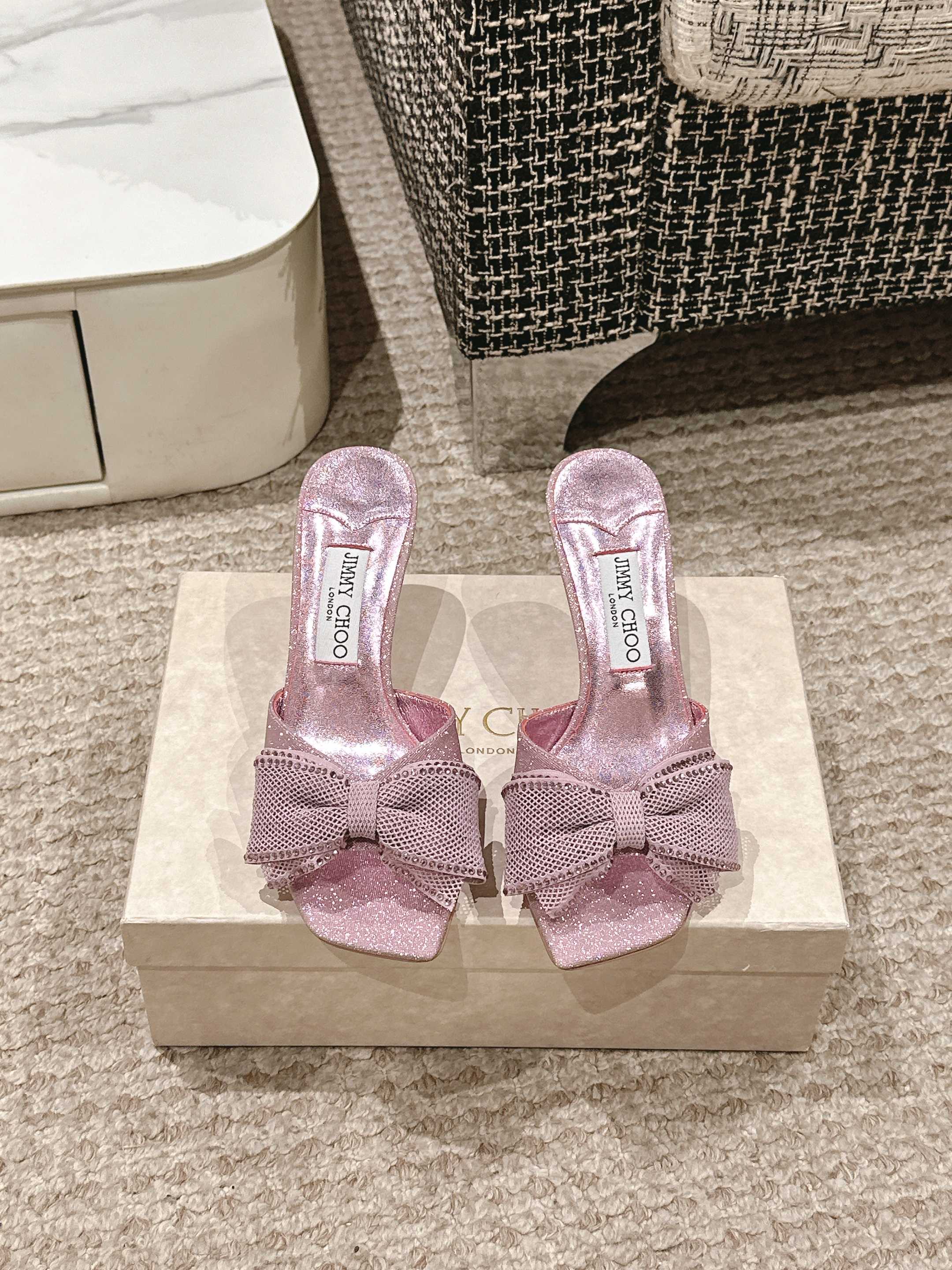 NO:225920,Jimmy Choo 25/ Verity Sandal Latest bow cat heel sandals Synchronous counter, specialty, specialty, comfortable and casual, sweet, easy to satisfy without any relief, blingblingbling, a noble and elegant atmosphere is shiny and not vulgar!  The shoe shape is very modified, the smooth lines show the high-end feeling, the foot is exquisite and age-reducing! Fabric: Original imported fabric Inner: Imported crystal sheepskin Outsole: Italian genuine leather outsole Heel height 7cm Size#35-41 (40.41. Custom made without return), high heels sandals, jimmy choo, jimmy choo, sandals, high heels, sheepskin, Leather soles19860909Jimmy Choo吉米周 25/ Verity Sandal 最新蝴蝶结猫跟 凉鞋 同步专柜 主打精致 舒适度休闲 甜美 无解风都轻松满足 blingbling 迎面扑来高贵典雅的气息,闪亮不显庸俗！鞋型非常修饰脚型,流畅线条尽显高级感,上脚精致又减龄! 面料: 原版进口布料 内里: 进口水晶羊皮 大底: 意大利真皮大底 跟高7cm Size#35-41（40.41.定做不退换）,高跟鞋凉鞋,jimmy choo,jimmy choo,sandals,high heels,sheepskin,Leather soles,Women's Shoes