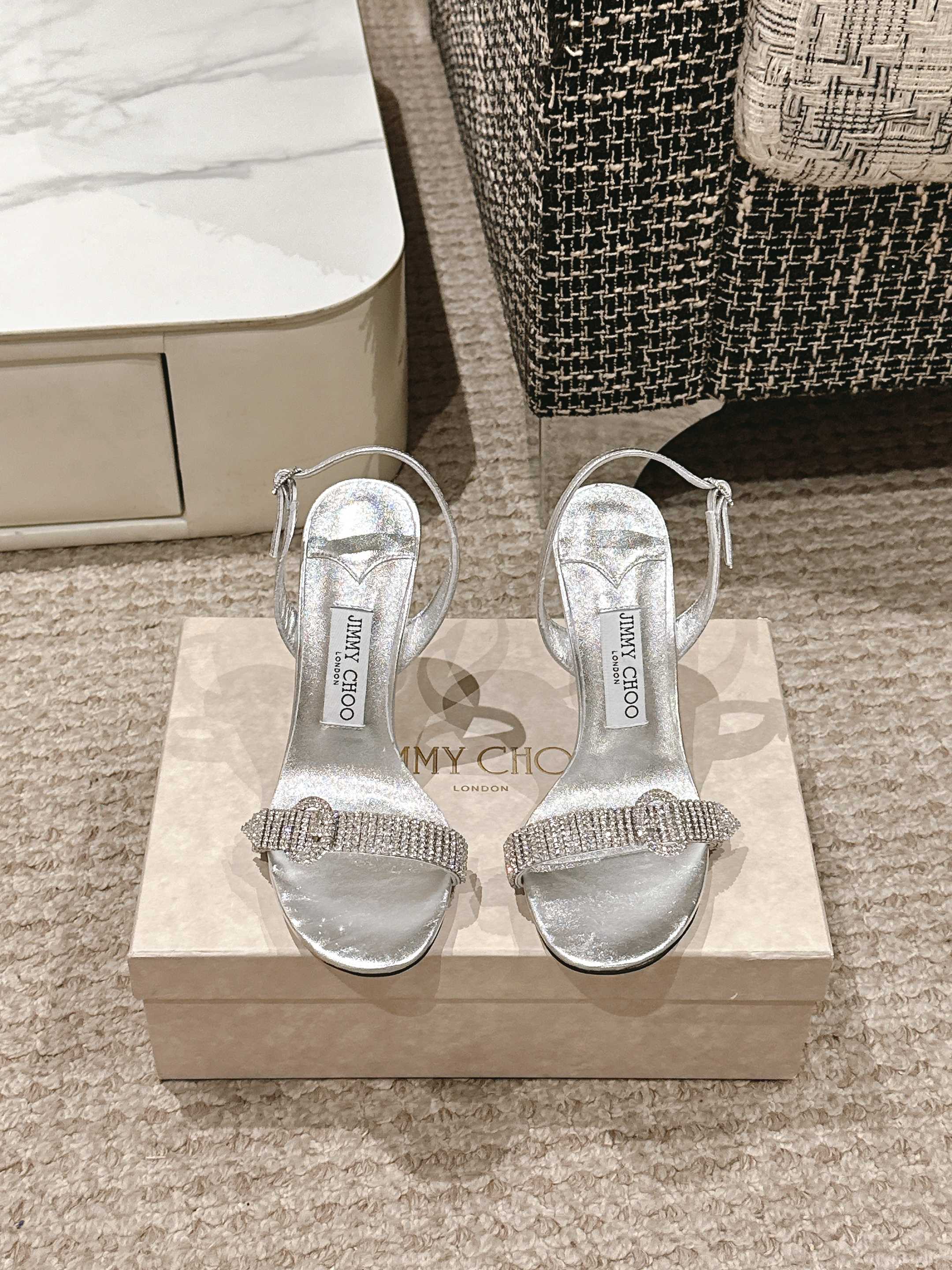 NO:225929,Jimmy Choo Jimmy Week 25/ Spring and Summer The latest one-length rhinestones, high-heeled sandals, synchronous counter, specialty, exquisite, comfortable and casual, sweet, easy to satisfy without any relief, blingblingbling, a noble and elegant atmosphere is shiny and not vulgar!  The shoe shape is very modified with the foot shape, the smooth lines show a sense of high-end feeling, and the foot is exquisite and age-reducing!  Upper: cowhide   hand-sewn drill Fighting: imported sheepskin Outsole: Italian leather outsole Heel height: 9.5cm Size#35-42 (40.41.42 Custom made without return or exchange), high heels sandals, jimmy choo, jimmy choo, sandals, high heels, cowhide, sheepskin, Leather soles19860909Jimmy Choo吉米周 25/ 春夏 最新一字带水钻 高跟凉鞋 同步专柜 主打精致 舒适度休闲 甜美 无解风都轻松满足 blingbling 迎面扑来高贵典雅的气息,闪亮不显庸俗！鞋型非常修饰脚型,流畅线条尽显高级感,上脚精致又减龄！ 鞋面: 牛皮 手工缝钻 垫脚: 进口羊皮 大底: 意大利真皮大底 跟高: 9.5cm Size#35-42（40.41.42定做不退换）,高跟鞋凉鞋,jimmy choo,jimmy choo,sandals,high heels,cowhide,sheepskin,Leather soles,Women's Shoes