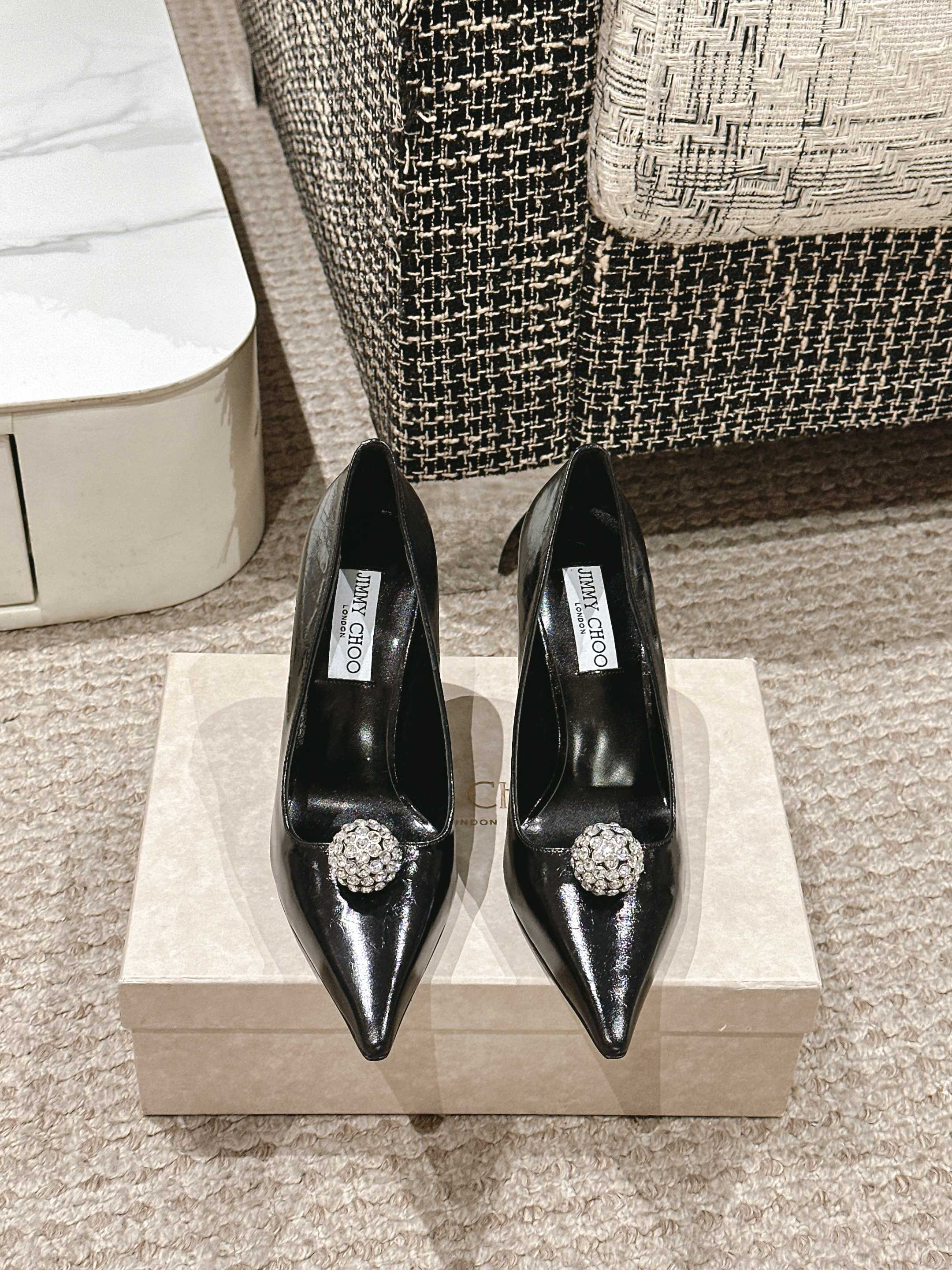 NO:225884,JimmyChoo Jimmy Week 25/ Early Spring New Product Orb Pump Extra Shaped Crystal Diamond Buckle High Heels Song Qian's Same Model Encounter Luxury Not only a pair of shoes, but also a work of art. It carries exquisite craftsmanship and fashion aesthetics, and is an indispensable treasure in every woman's shoe cabinet that pursues quality and style. Wear it, start your own fashion legendary journey and let every step out of the bright stars!  Fabric: Open-edge mirror patent leather Inner: Soft sheepskin Outsole: Italian leather outsole Heel height: About 9.5 Size: #35-42 (40.41.42 Custom made without return), single shoes, jimmy choo, jimmy choo, high heels, sheepskin, Leather soles19860909JimmyChoo吉米周 25/ 早春新品 Orb Pump异形 水晶钻扣 高跟鞋 宋茜同款 邂逅奢华 不仅仅是一双鞋子,更是一件艺术品,它承载着精湛工艺与时尚美学,是每位追求品质与风格的女性鞋柜中不可或缺的珍藏.穿上它,开启属于你的时尚传奇之旅,让每一步都踏出璀璨星光！ 面料: 开边珠镜面漆皮 内里: 柔软羊皮 大底: 意大利真皮大底 跟高: 约9.5 Size: #35-42(40.41.42定做不退换）,单鞋,jimmy choo,jimmy choo,high heels,sheepskin,Leather soles,Women's Shoes